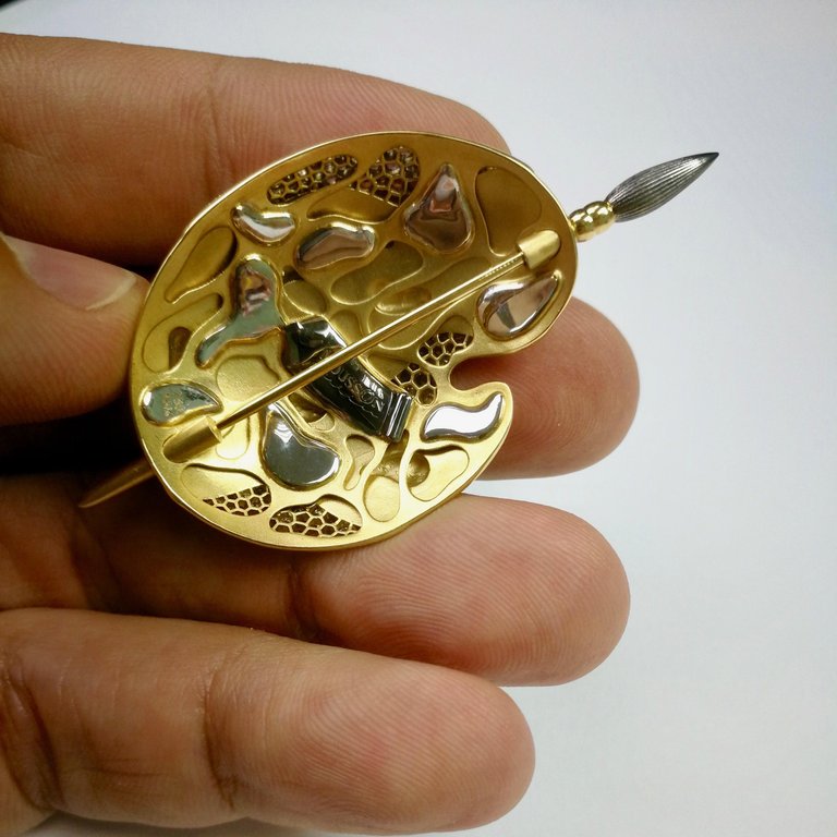 Brs 0032-0, 18K Yellow Gold, Enamel, Sapphire, Diamonds Palette and Brush Brooch