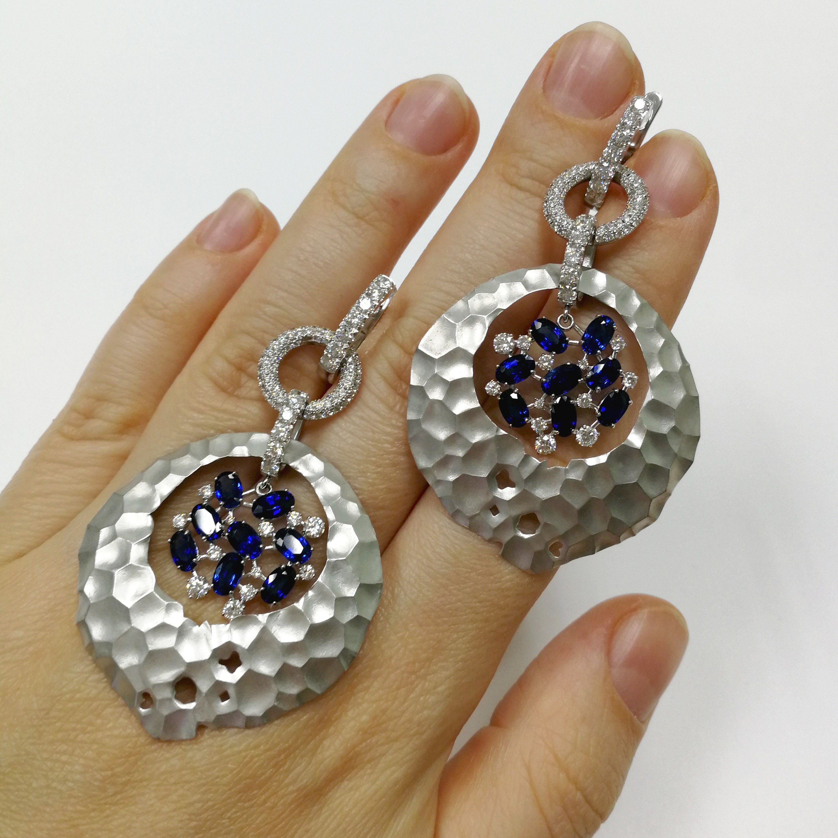 E 0027-0, 18K White Gold, Sapphire, Diamonds Earrings