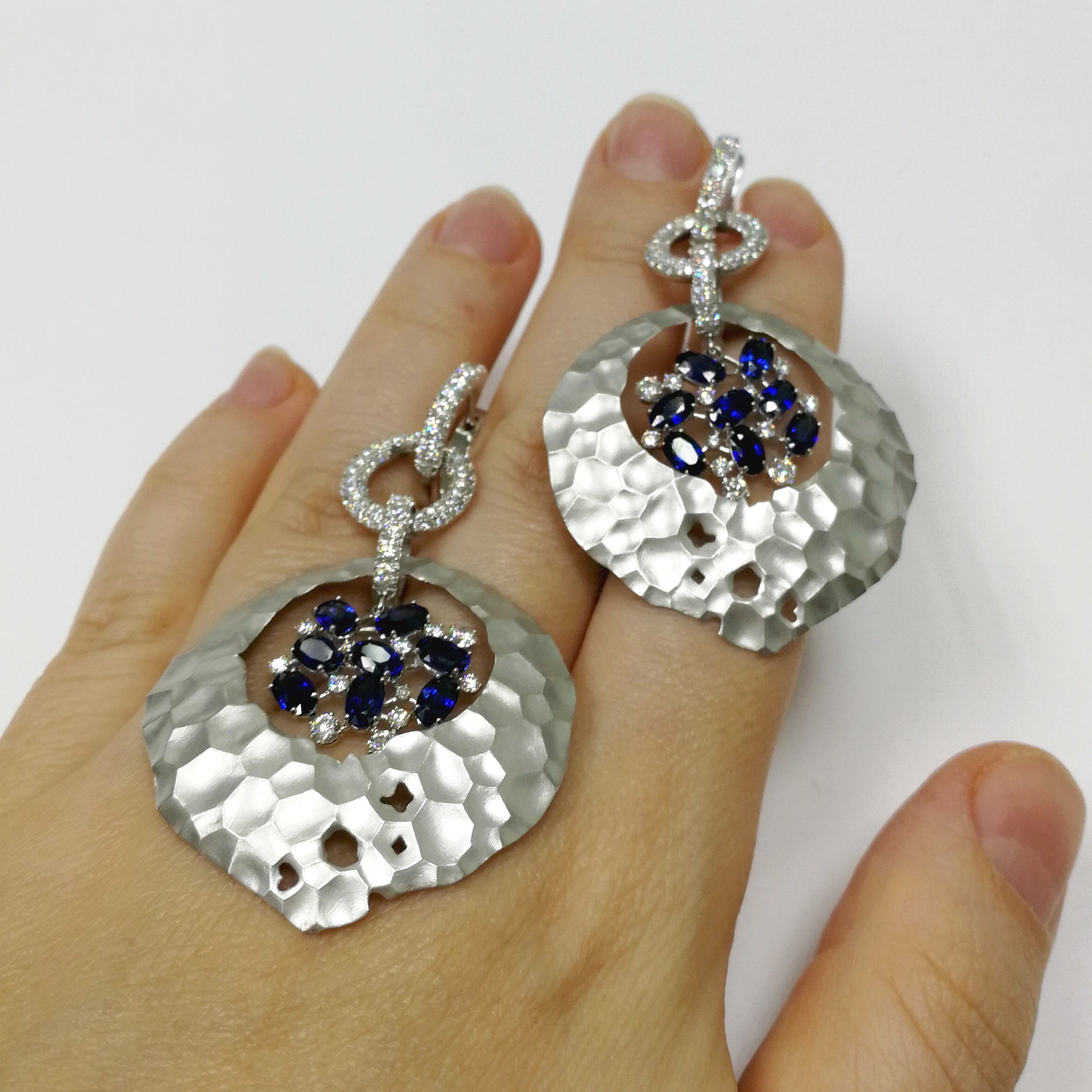 E 0027-0, 18K White Gold, Sapphire, Diamonds Earrings