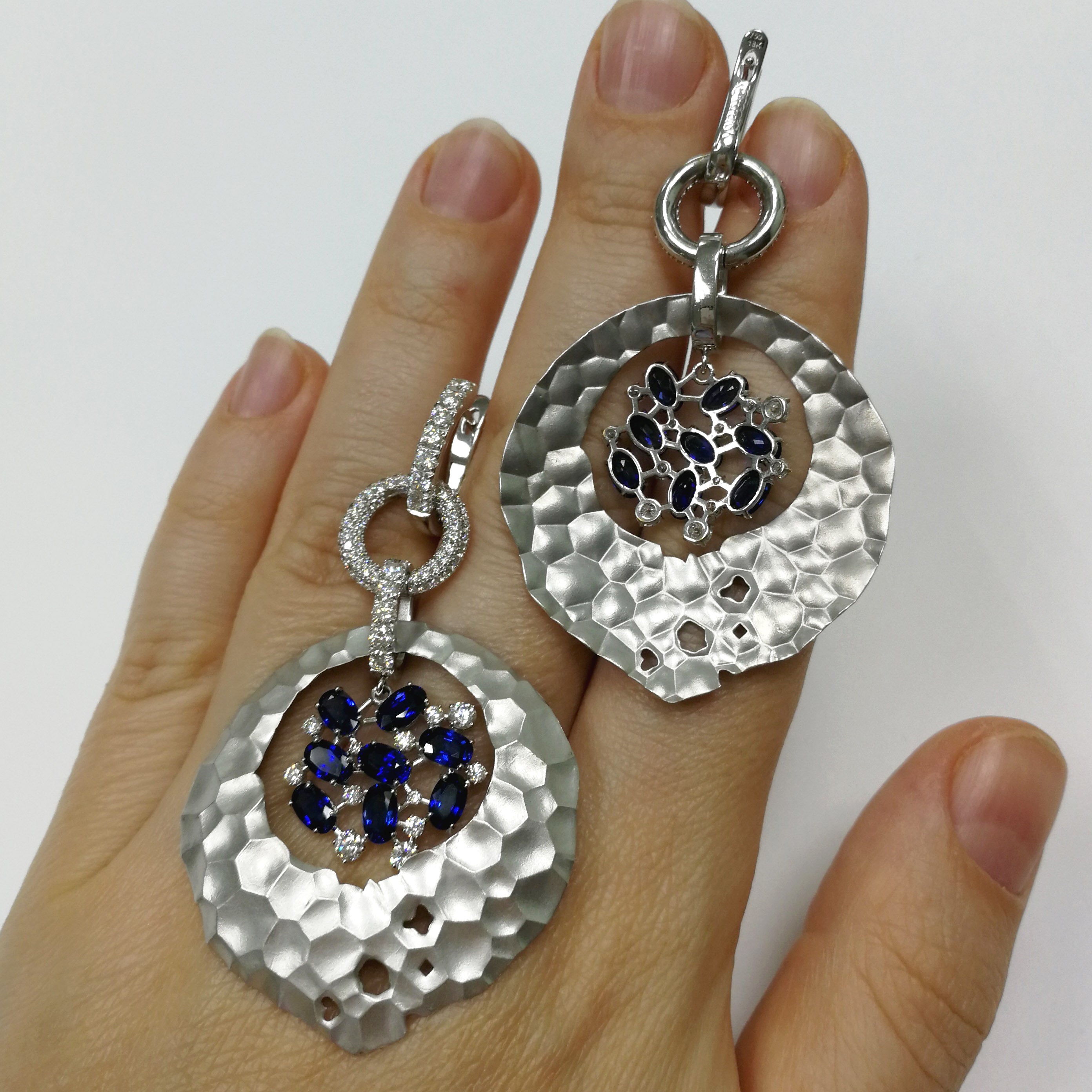 E 0027-0, 18K White Gold, Sapphire, Diamonds Earrings