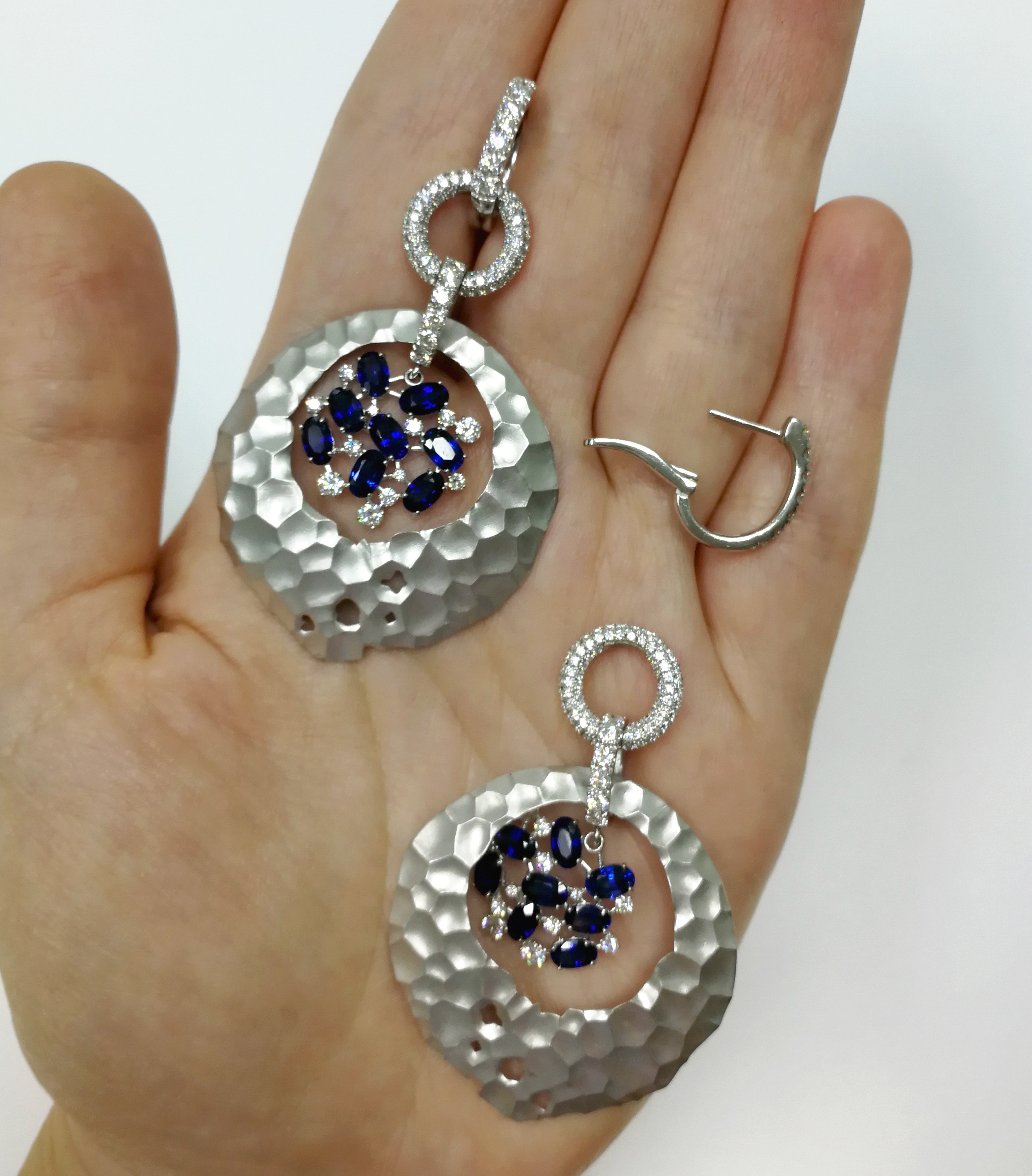 E 0027-0, 18K White Gold, Sapphire, Diamonds Earrings