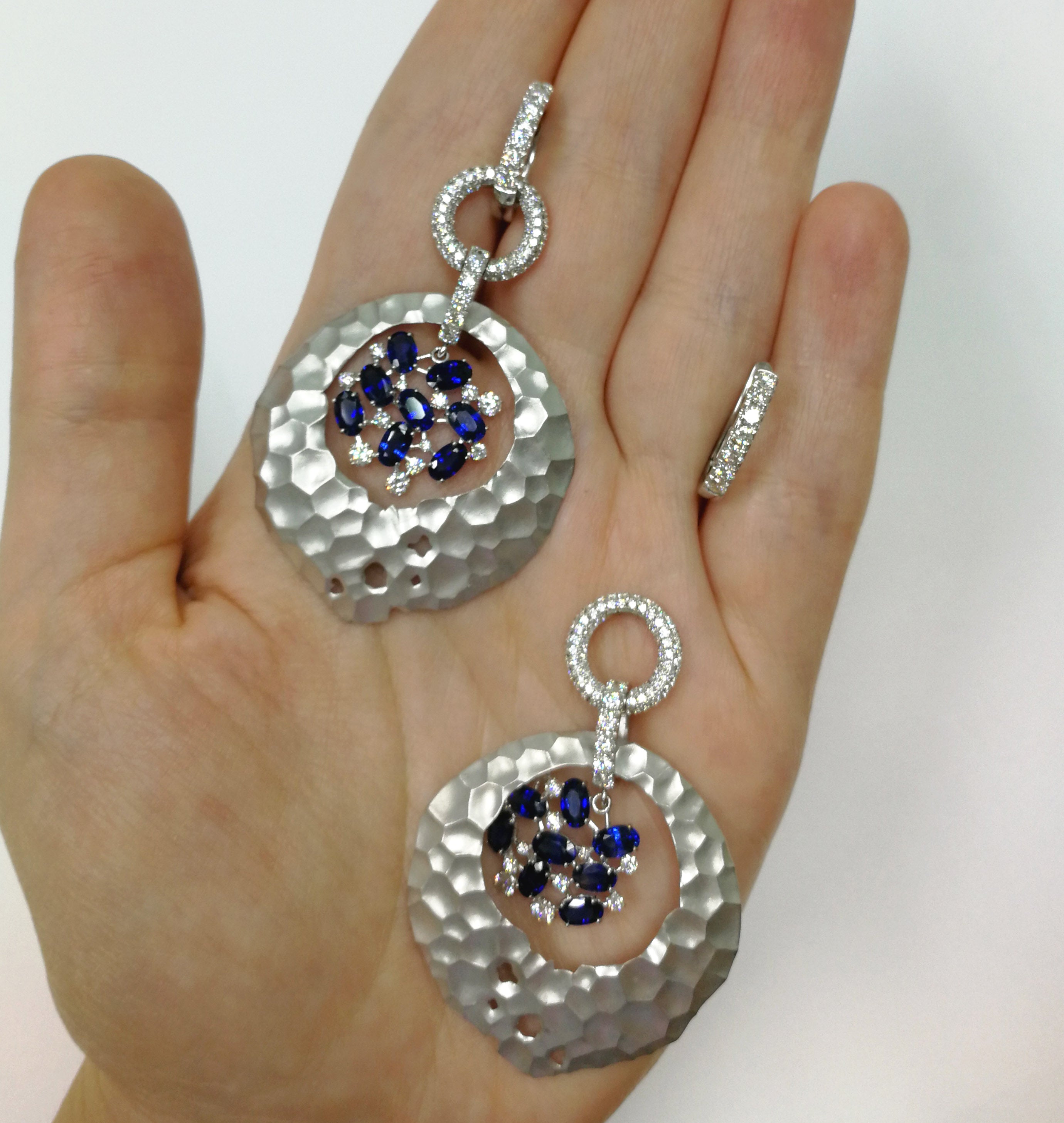 E 0027-0, 18K White Gold, Sapphire, Diamonds Earrings