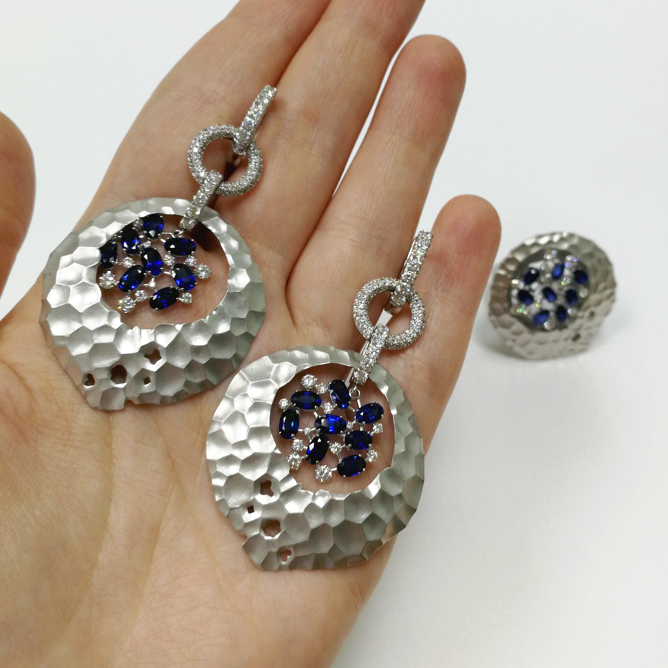E 0027-0, 18K White Gold, Sapphire, Diamonds Earrings
