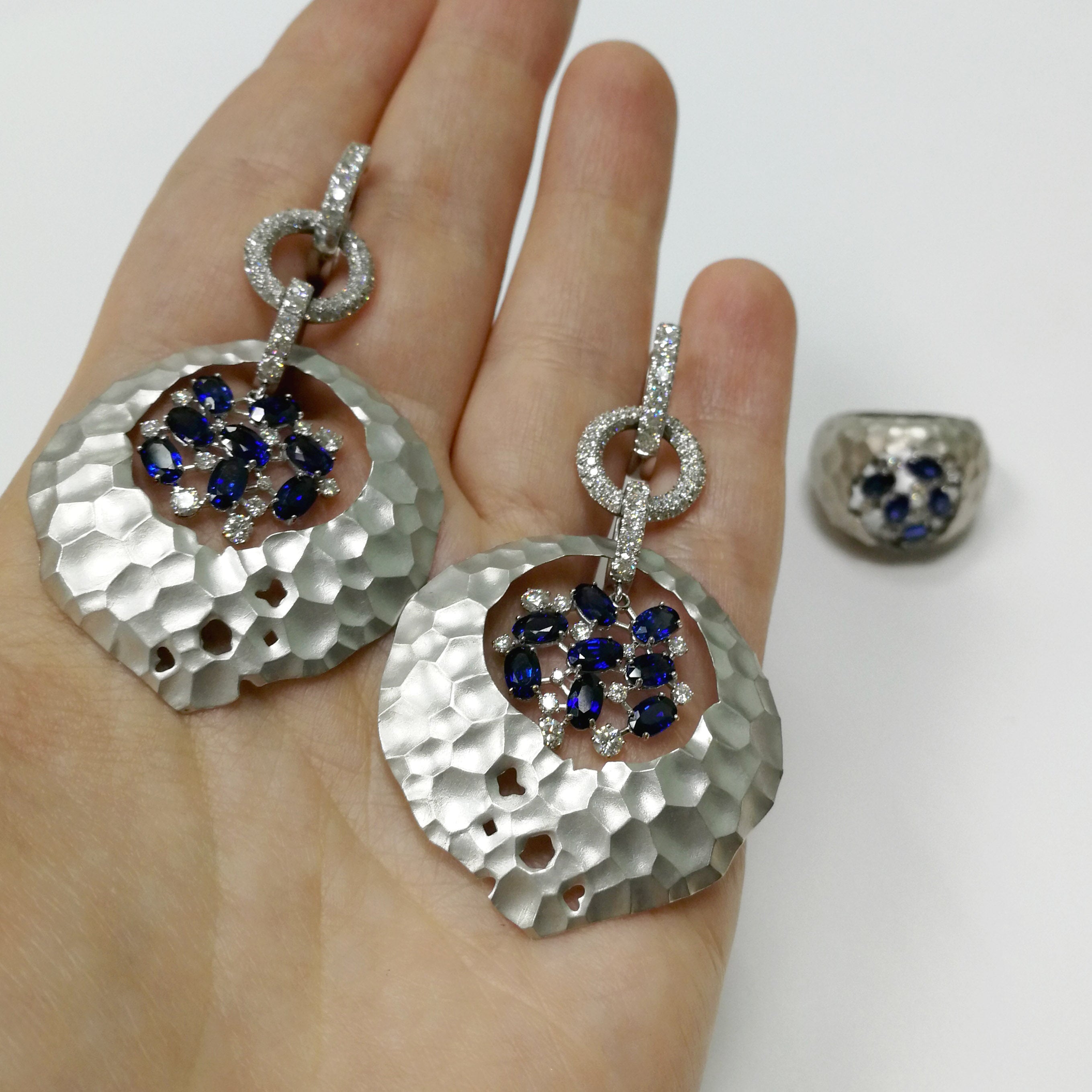 E 0027-0, 18K White Gold, Sapphire, Diamonds Earrings