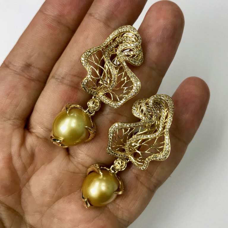 E 0111-0, 18K Yellow Gold, South Sea Pearl, Champagne Diamonds Earrings