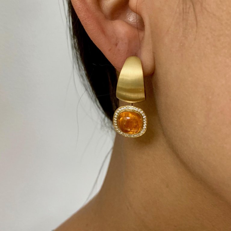 E 0176-71, 18K Yellow Gold, Enamel, Spessartine, Diamonds Earrings