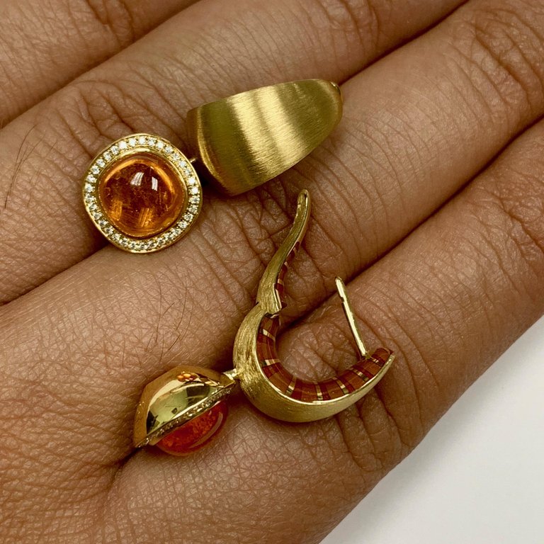 E 0176-71, 18K Yellow Gold, Enamel, Spessartine, Diamonds Earrings