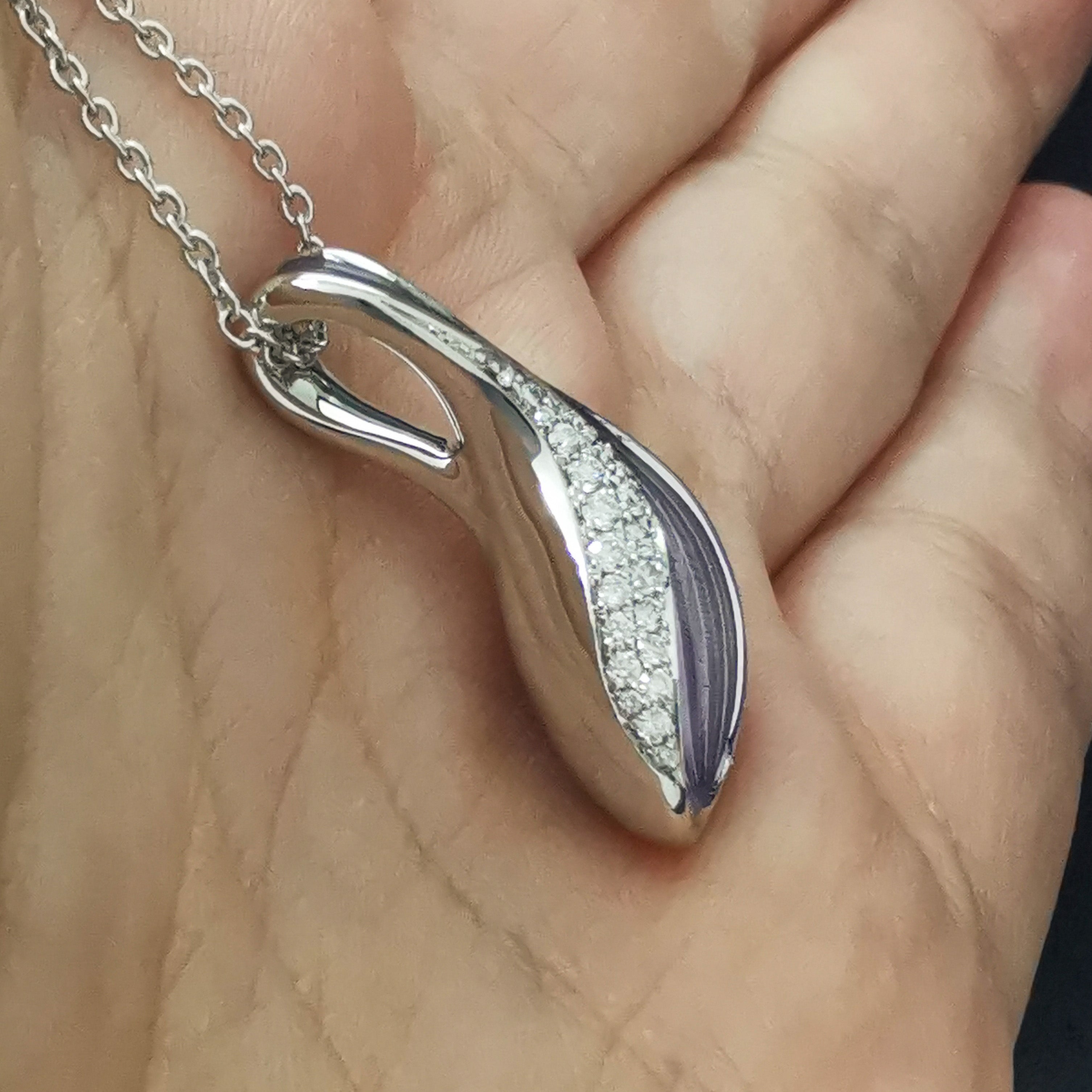 P 0123-0, 18K White Gold, Diamonds, Enamel Pendant