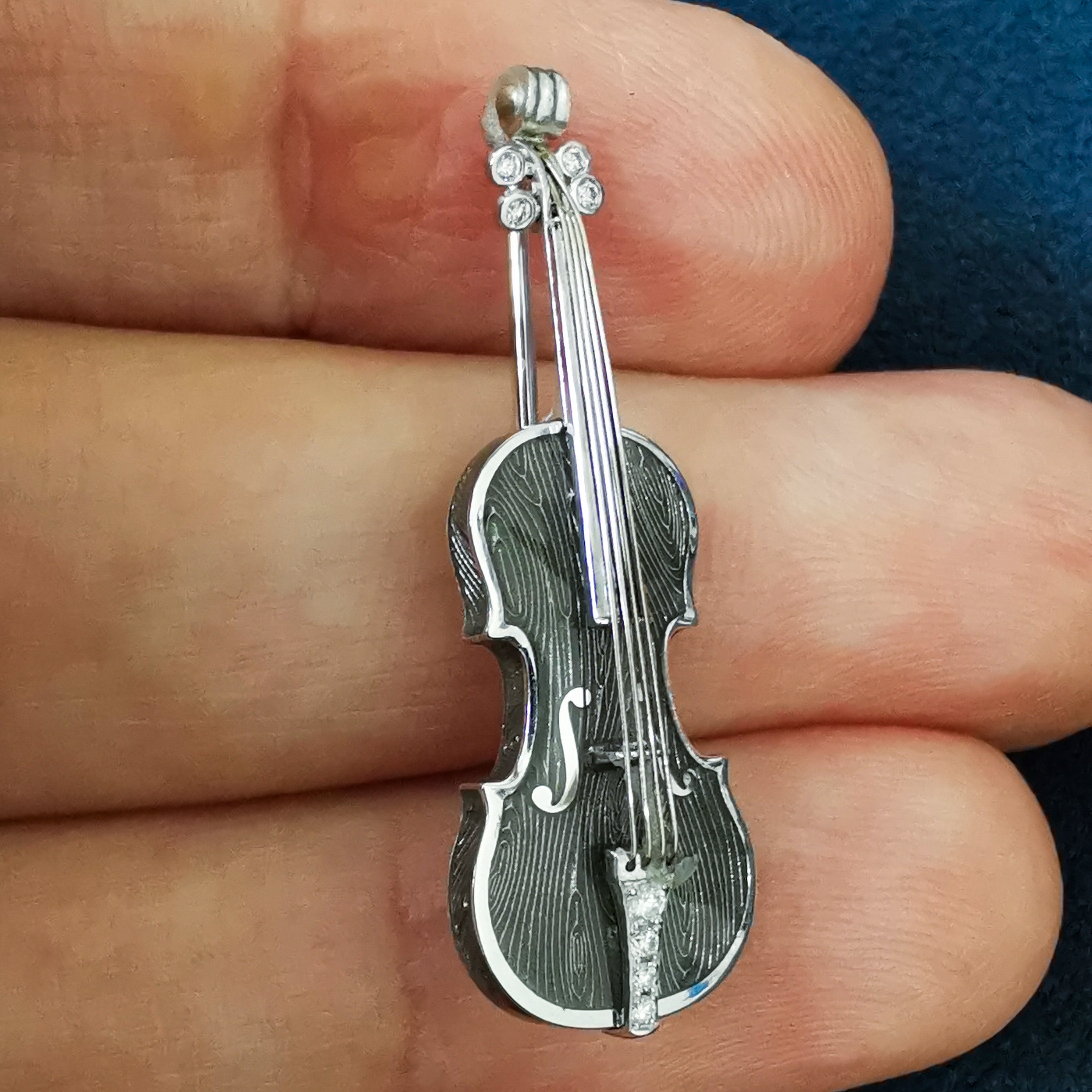 Enamel, Diamonds 18K White Gold Mini Violin Brooch, Brs 0267-10