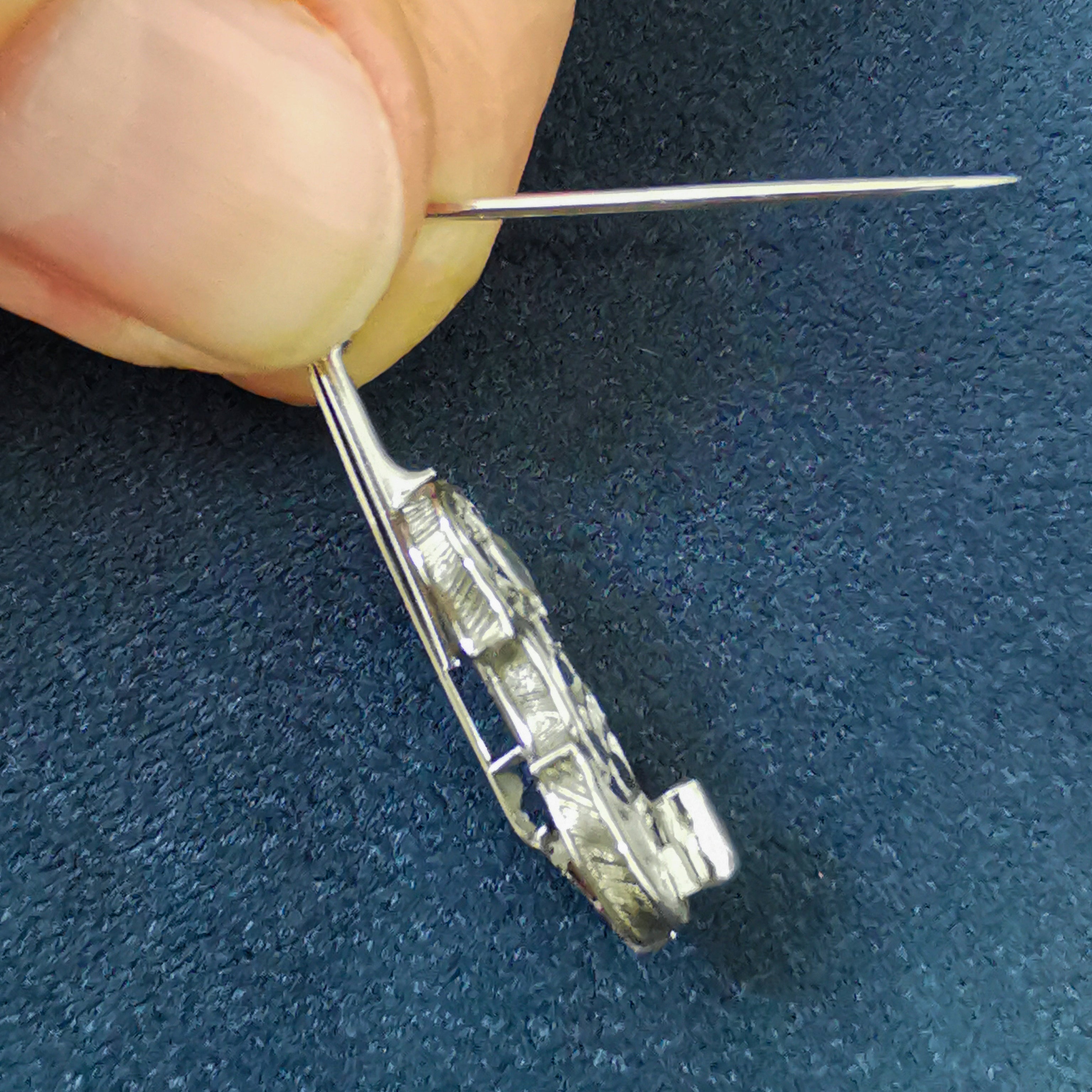 Enamel, Diamonds 18K White Gold Mini Violin Brooch, Brs 0267-10