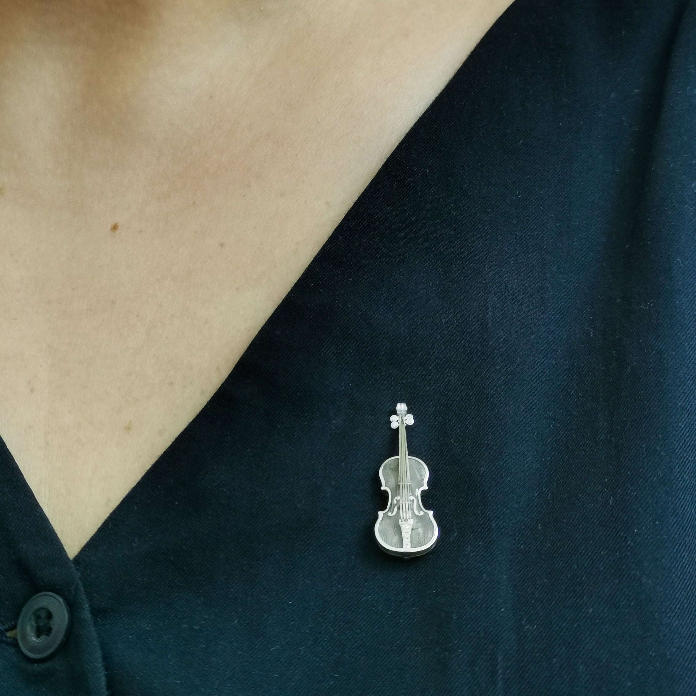 Enamel, Diamonds 18K White Gold Mini Violin Brooch, Brs 0267-10
