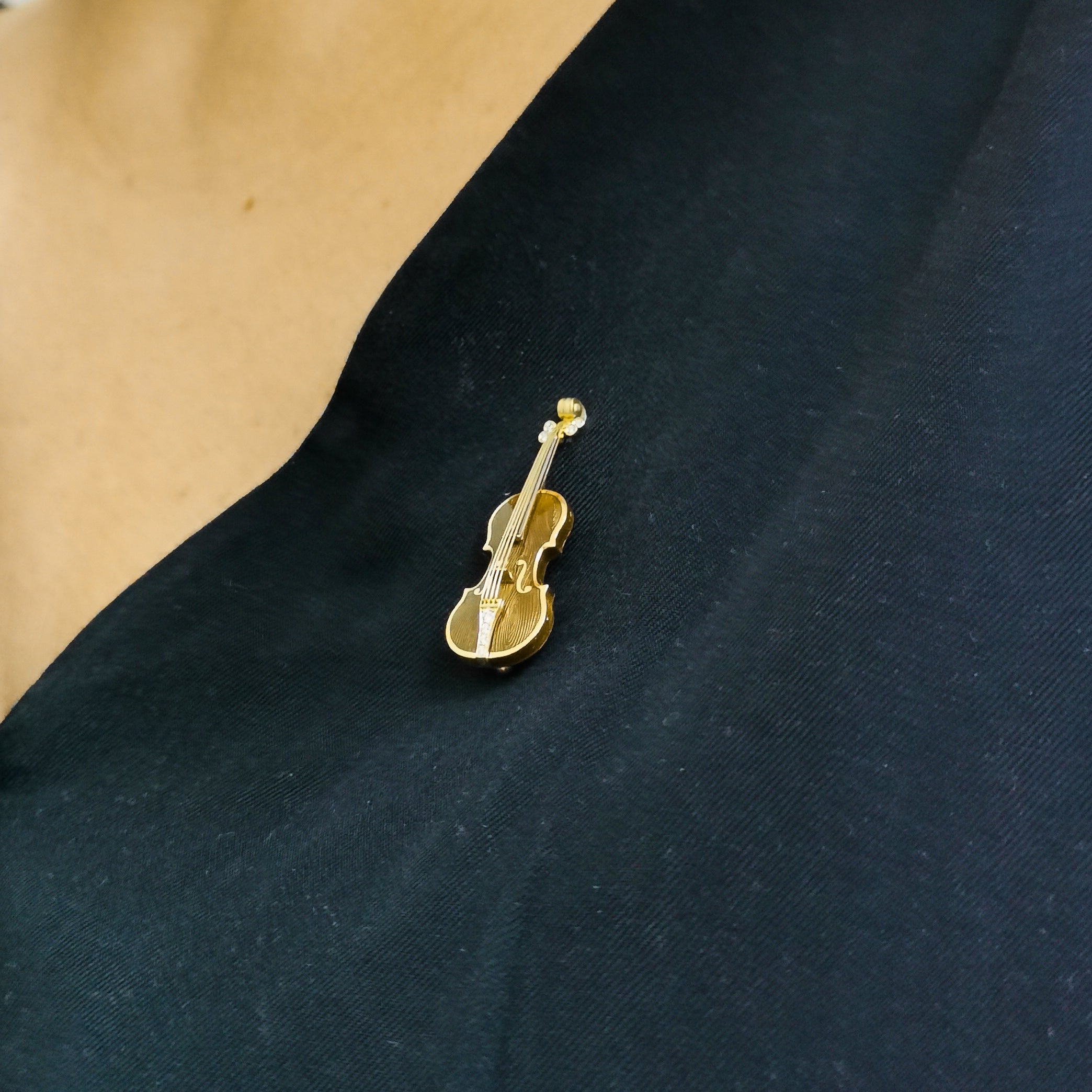 Enamel, Diamonds 18K Yellow Gold Mini Violin Brown Brooch, Brs 0267-10