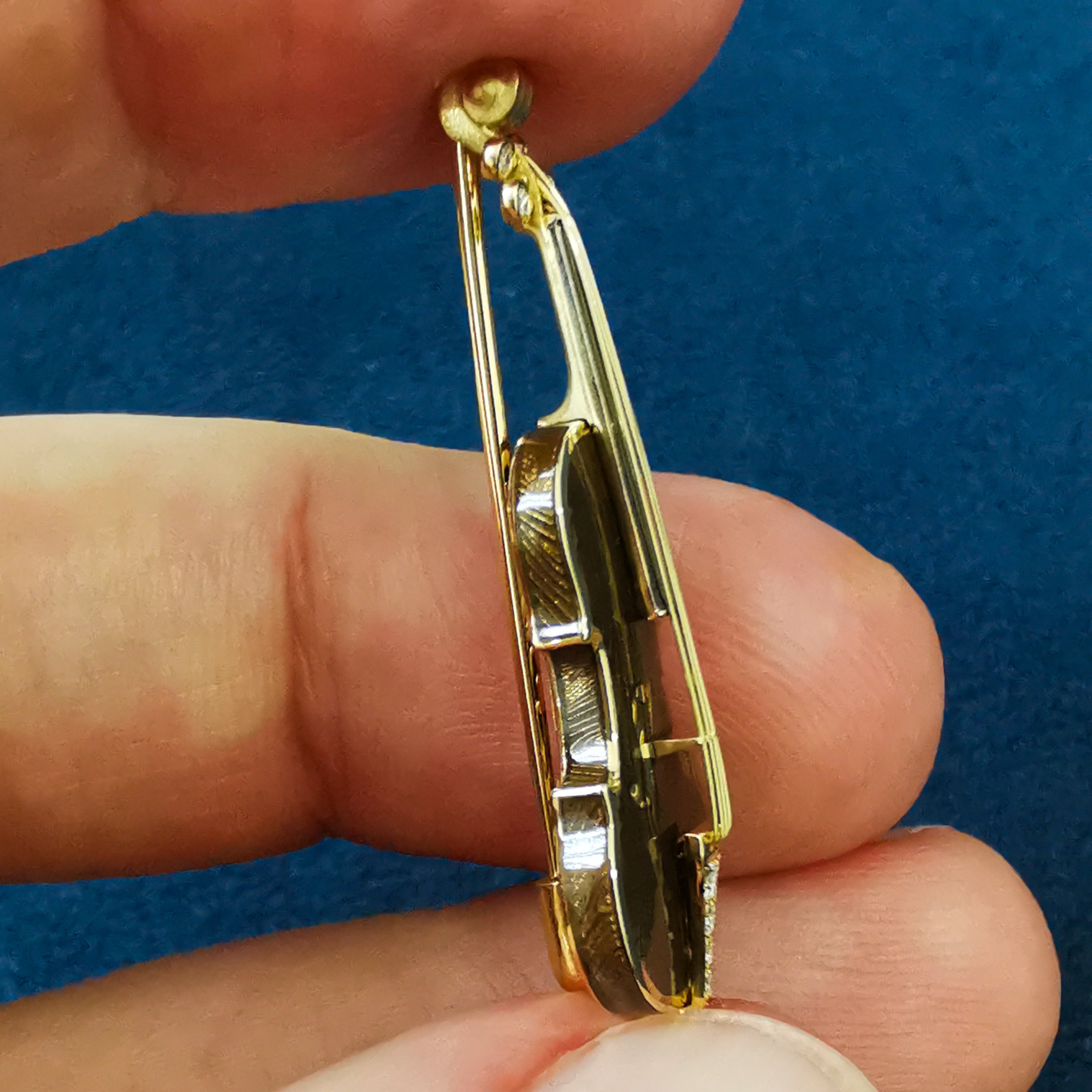 Enamel, Diamonds 18K Yellow Gold Mini Violin Brown Brooch, Brs 0267-10