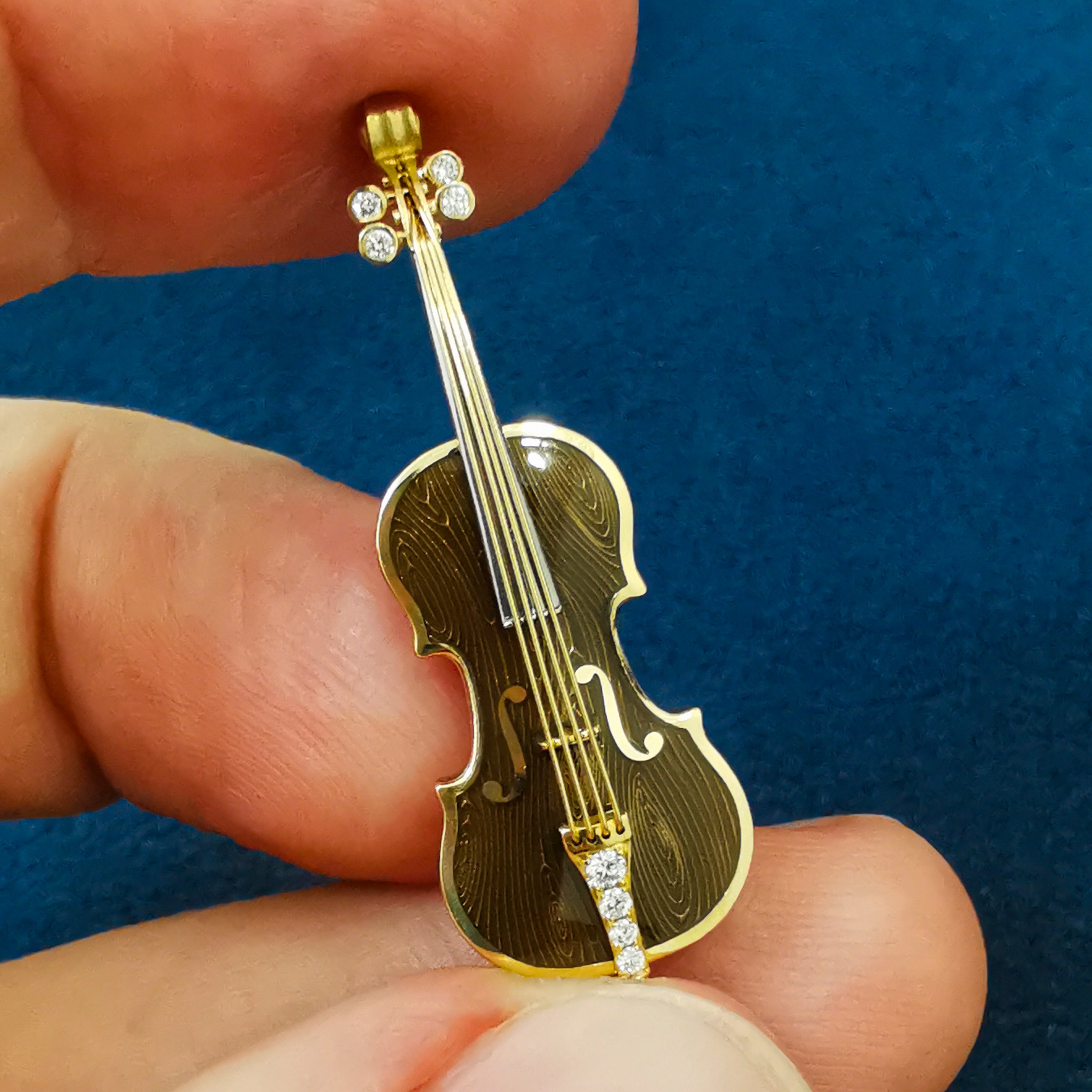 Enamel, Diamonds 18K Yellow Gold Mini Violin Brown Brooch, Brs 0267-10