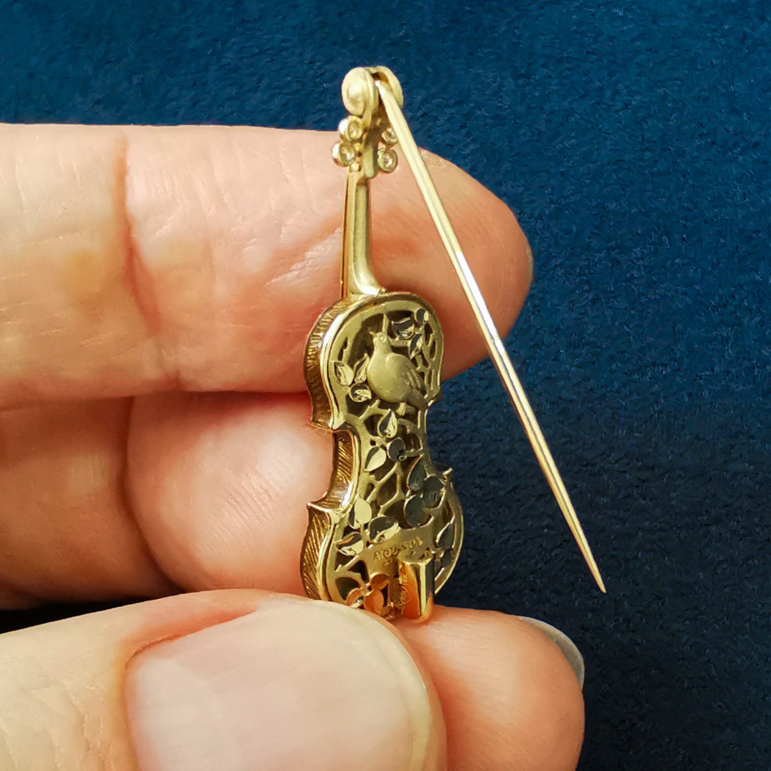 Enamel, Diamonds 18K Yellow Gold Mini Violin Brown Brooch, Brs 0267-10