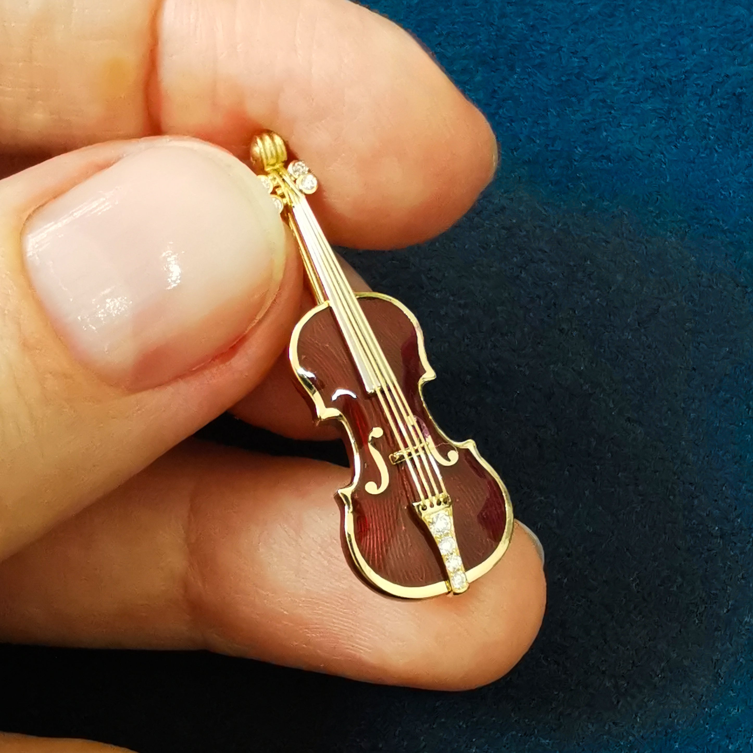 Enamel, Diamonds 18K Yellow Gold Mini Violin Brown Brooch, Brs 0267-10