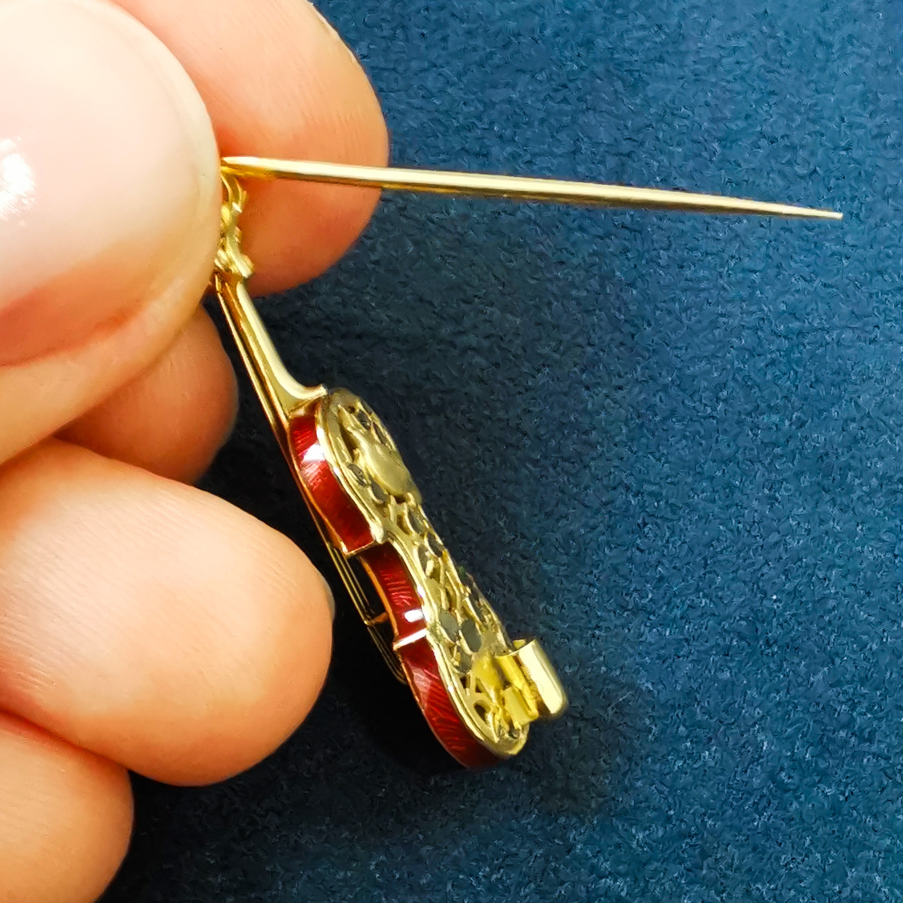 Enamel, Diamonds 18K Yellow Gold Mini Violin Brown Brooch, Brs 0267-10