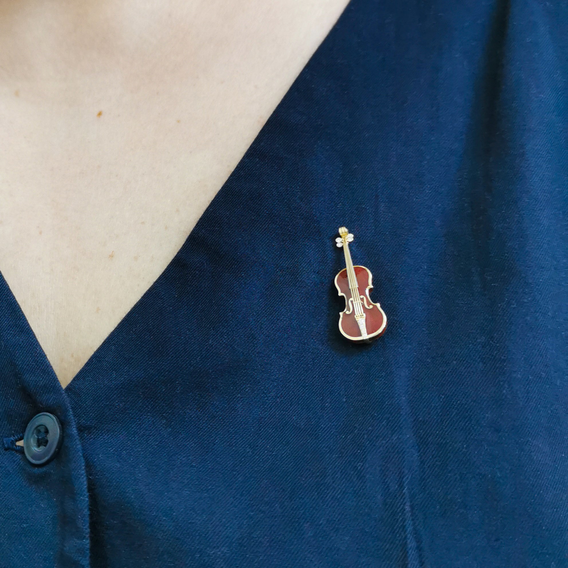 Enamel, Diamonds 18K Yellow Gold Mini Violin Brown Brooch, Brs 0267-10