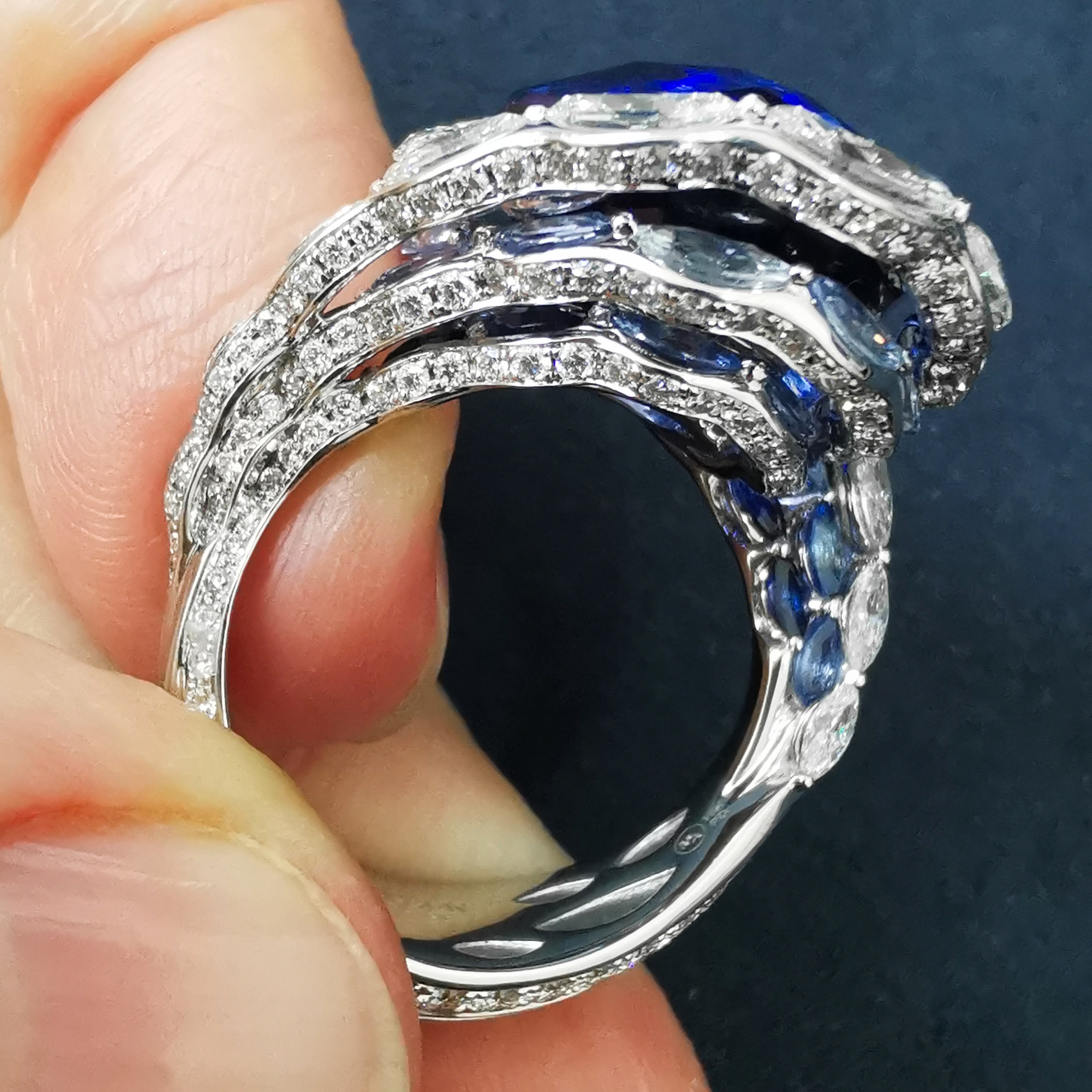 R 0118-0/1 18K White Gold, Sapphire, Diamonds Ring