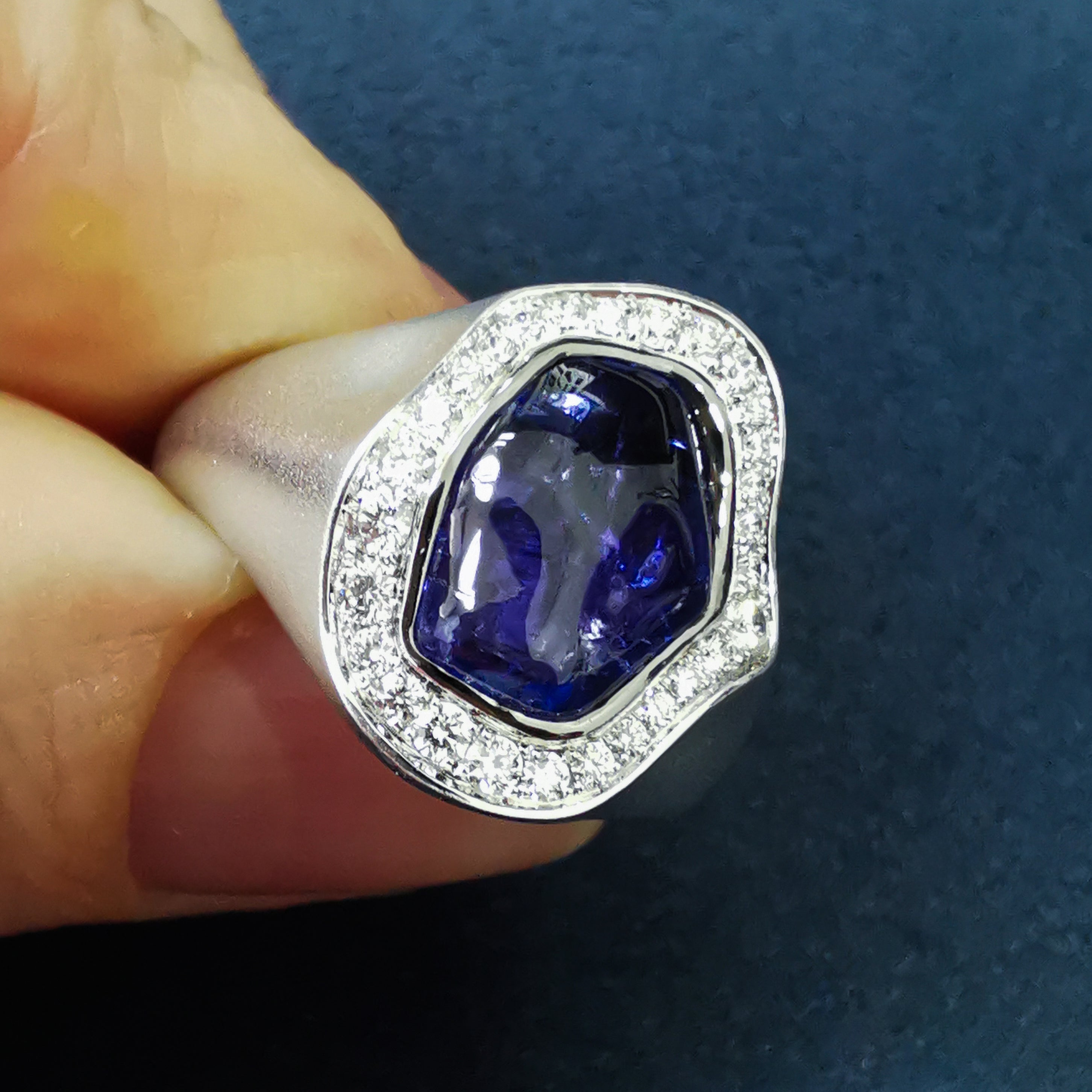 R 0030-19/1 18K White Gold, Tanzanite, Diamonds Ring