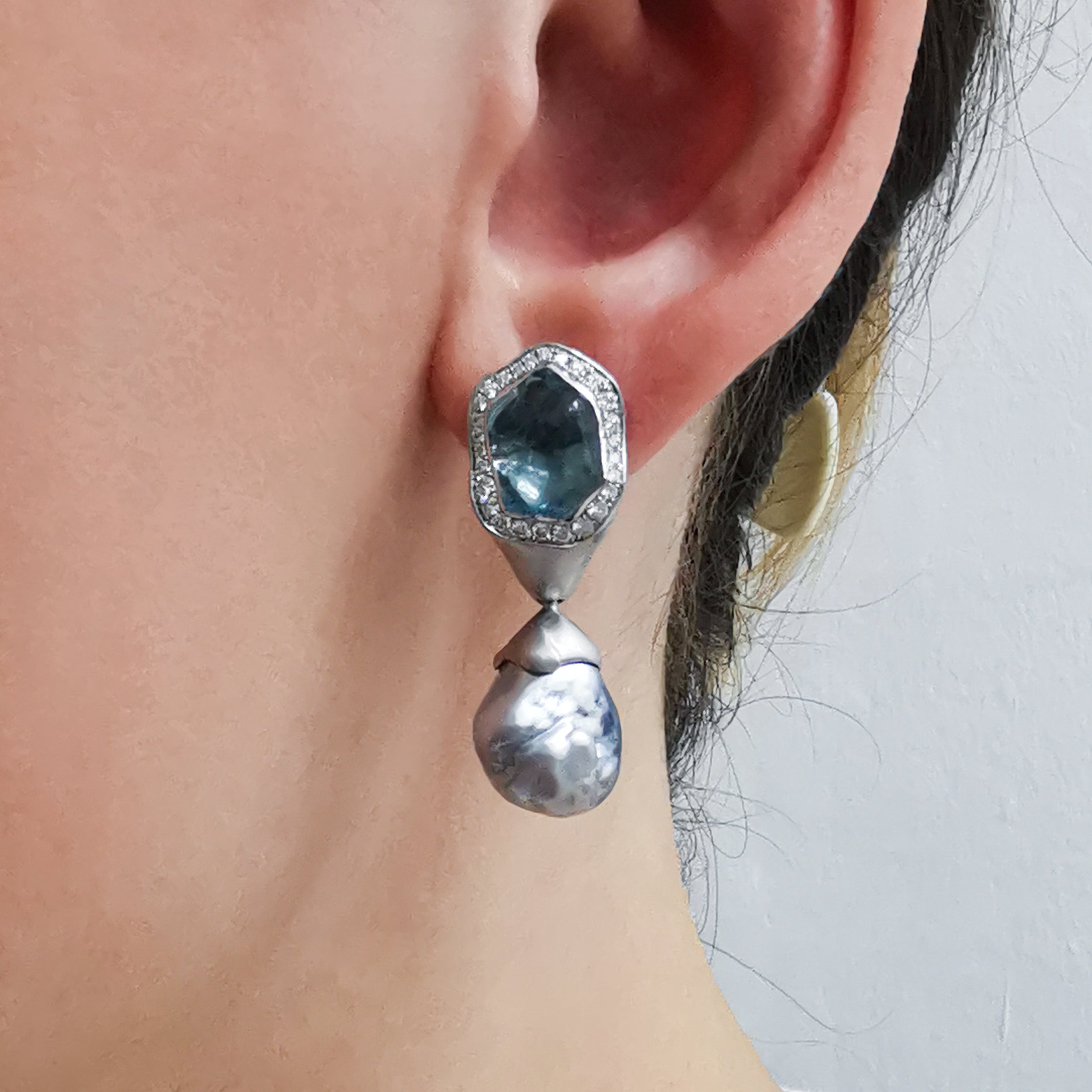 E 0030-4/1 18K White Gold, Aquamarine, Keshi Pearl, Diamonds Earrings