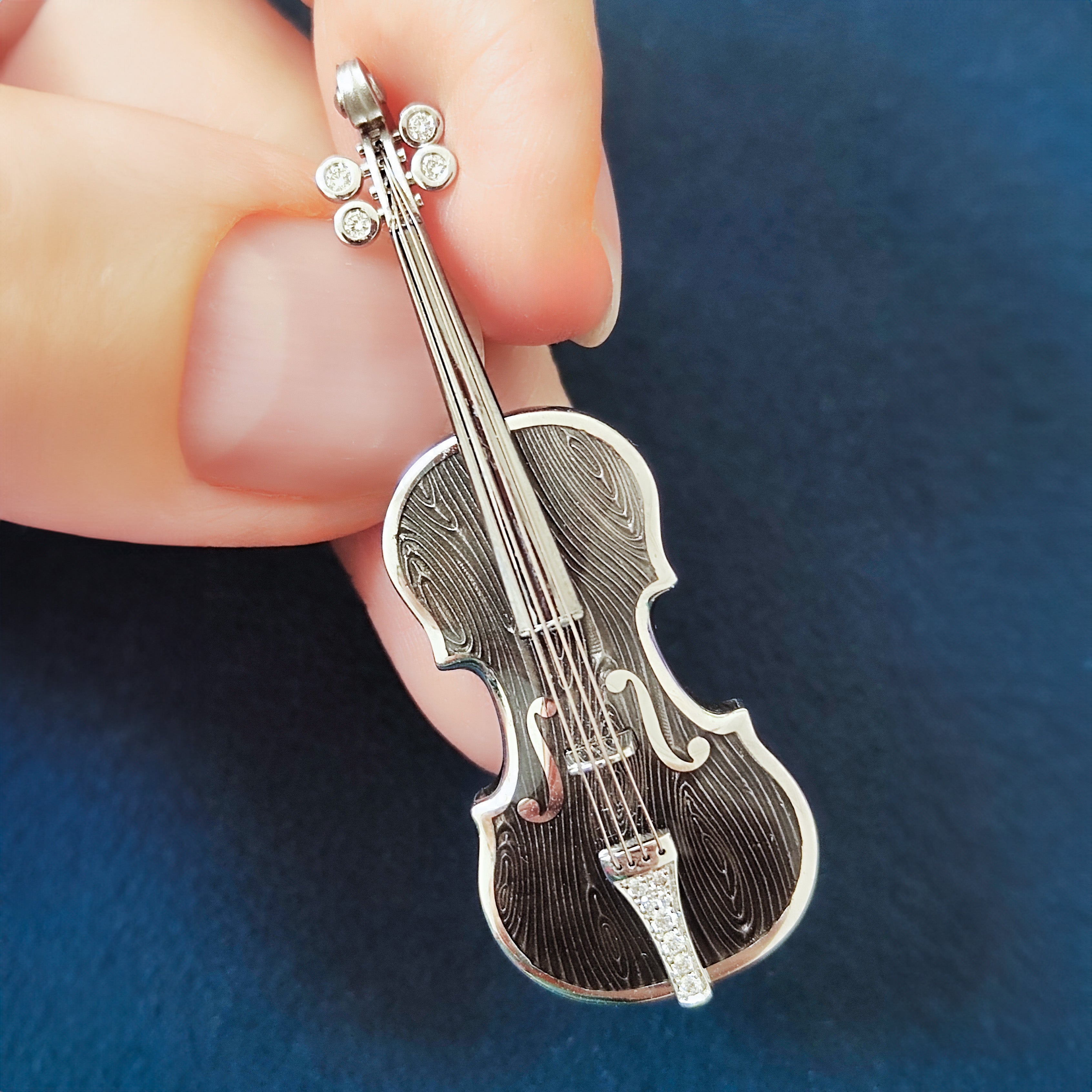 Enamel, Diamonds 18K White Gold Violin Brooch, Brs 0267-0
