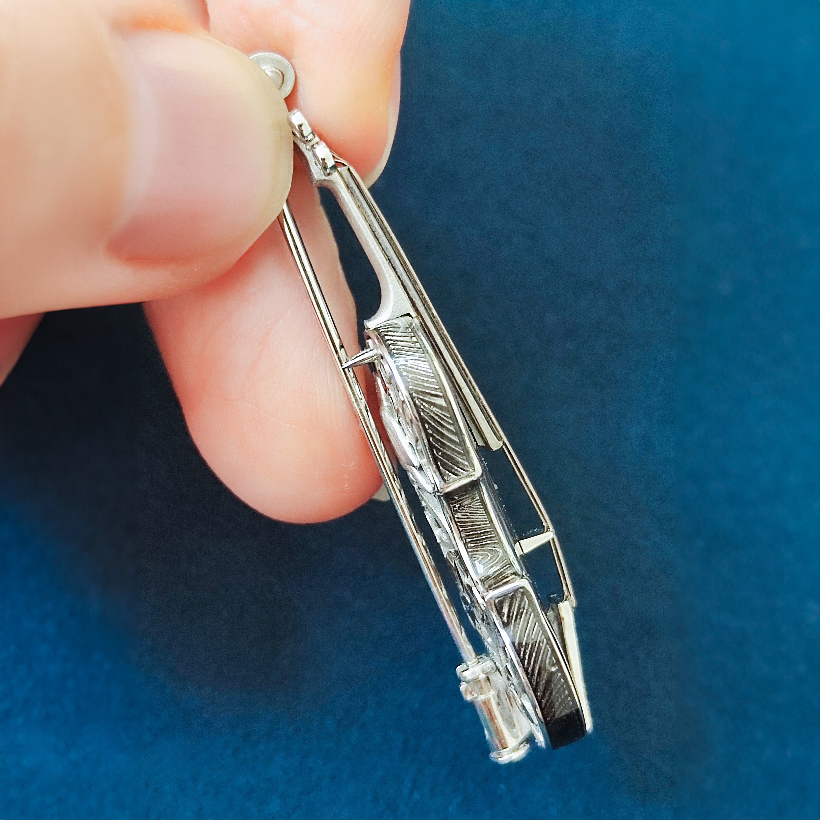 Enamel, Diamonds 18K White Gold Violin Brooch, Brs 0267-0