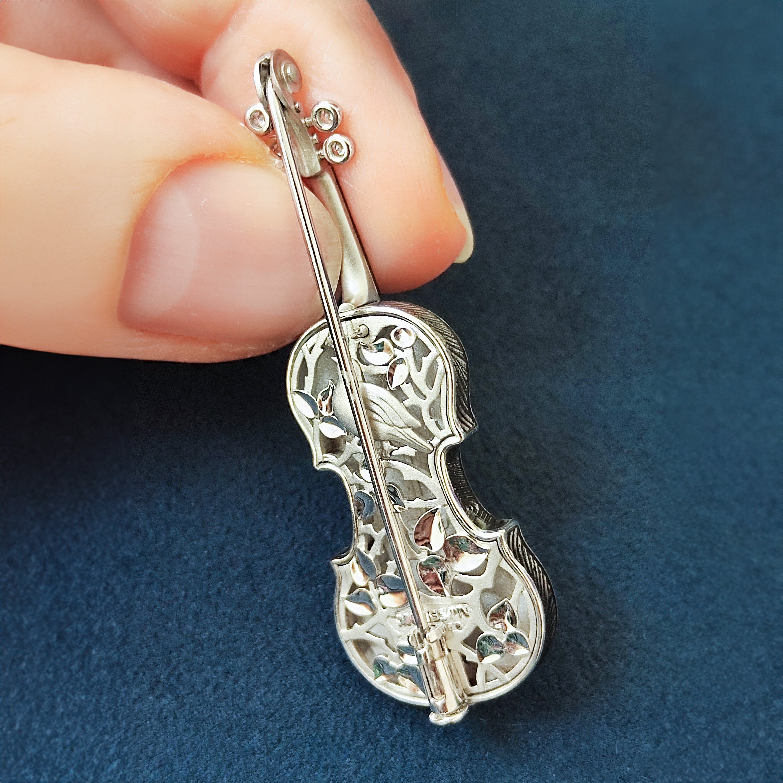 Enamel, Diamonds 18K White Gold Violin Brooch, Brs 0267-0