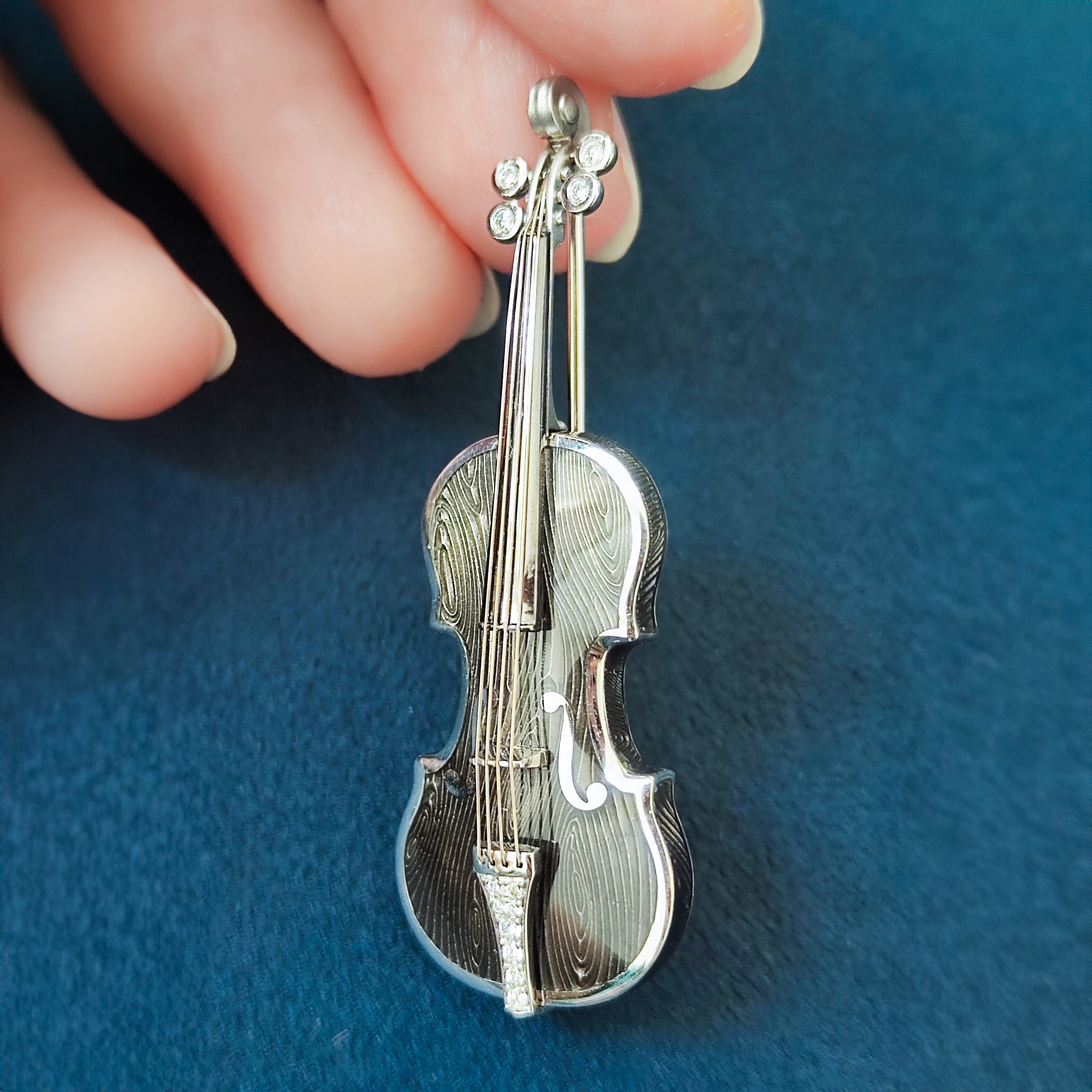Enamel, Diamonds 18K White Gold Violin Brooch, Brs 0267-0