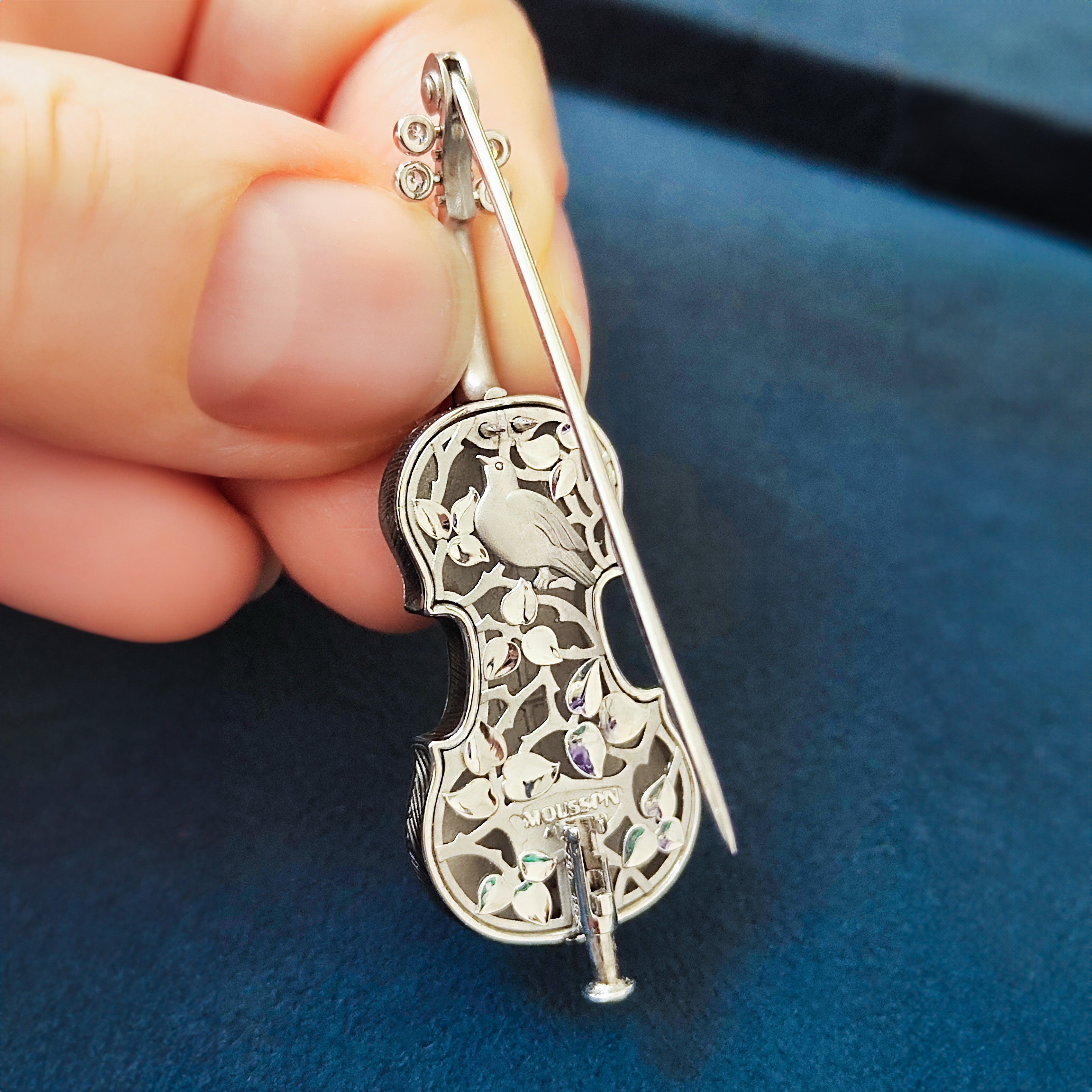 Enamel, Diamonds 18K White Gold Violin Brooch, Brs 0267-0