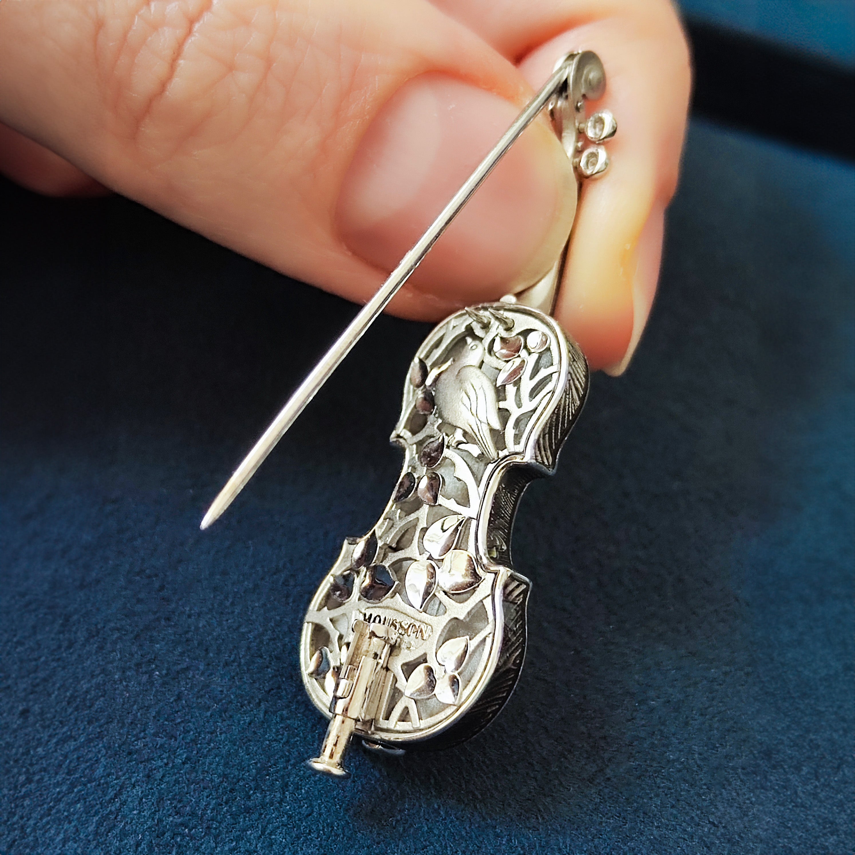 Enamel, Diamonds 18K White Gold Violin Brooch, Brs 0267-0