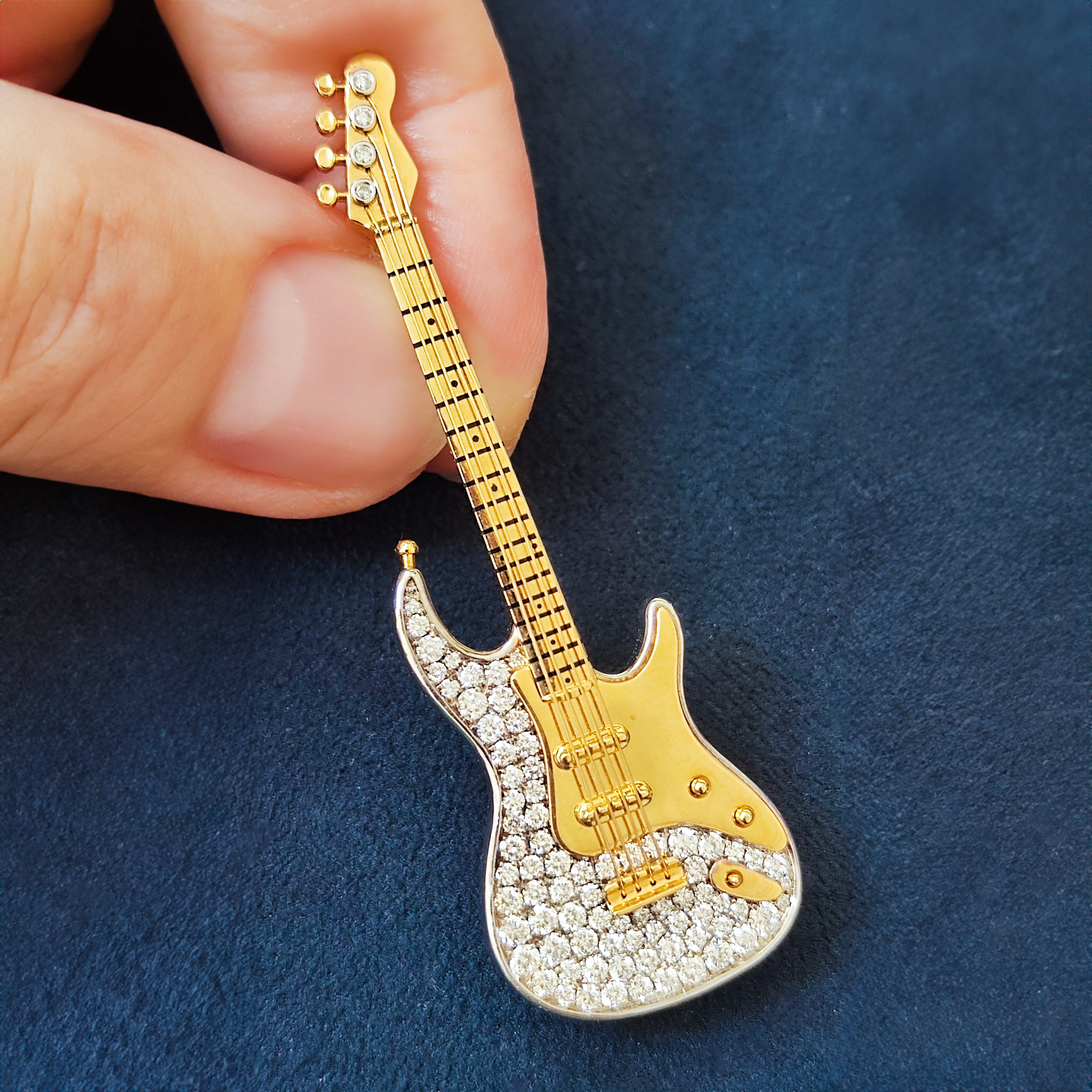 Diamonds 18K Yellow Gold Classical Rock Guitar Brooch, Brs 0267-12