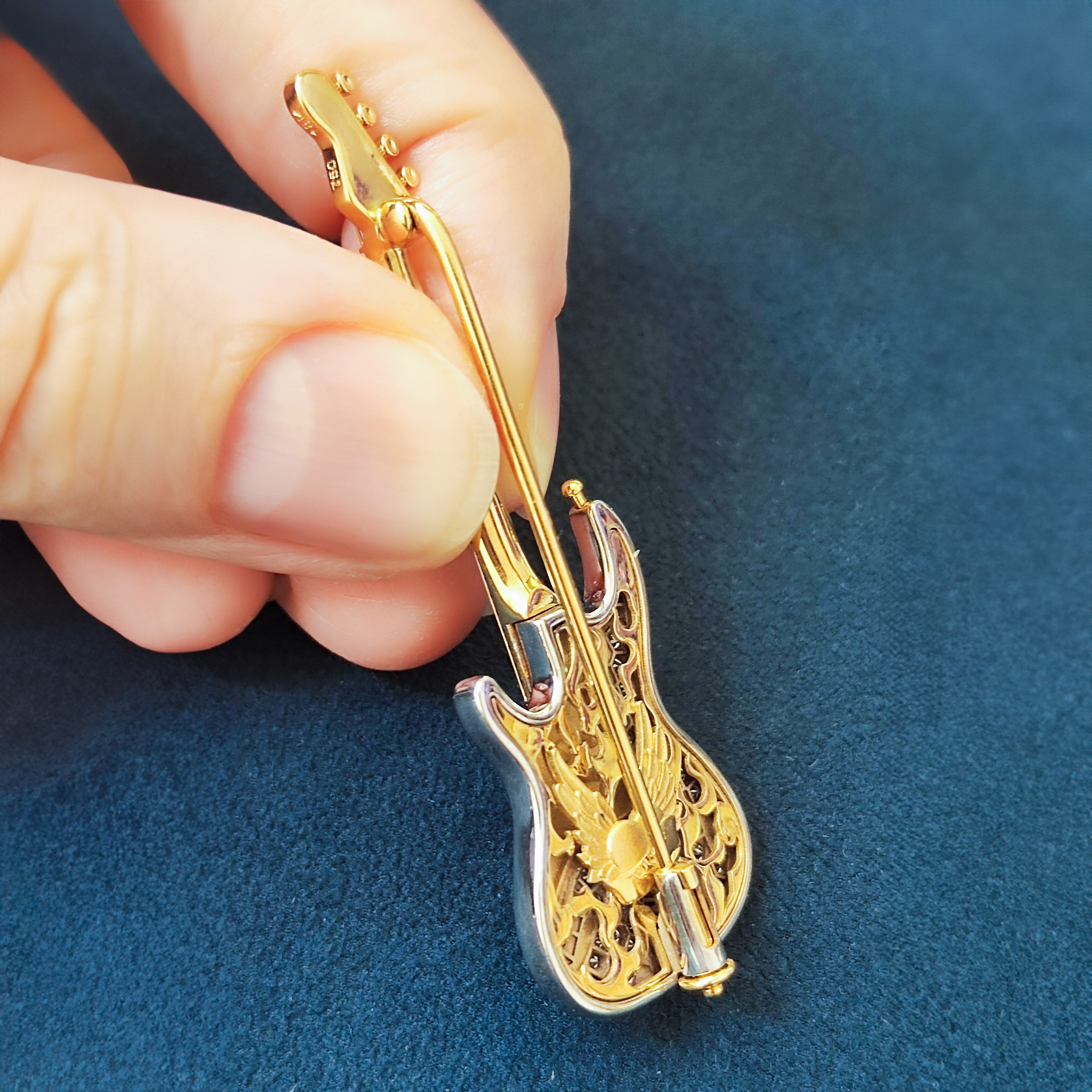 Diamonds 18K Yellow Gold Classical Rock Guitar Brooch, Brs 0267-12