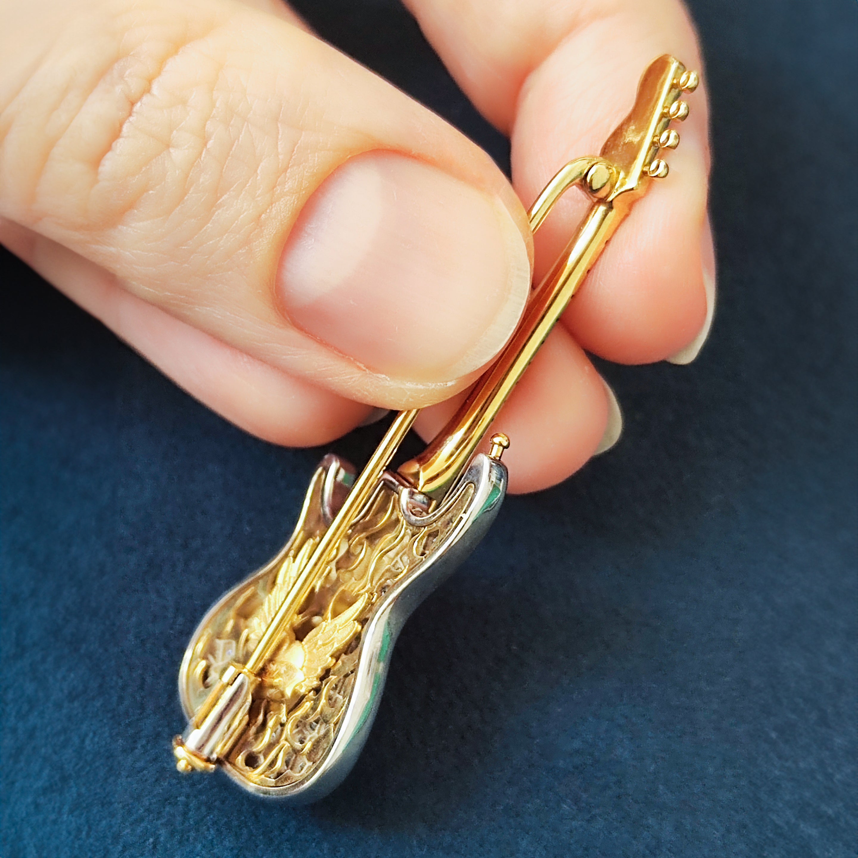 Diamonds 18K Yellow Gold Classical Rock Guitar Brooch, Brs 0267-12