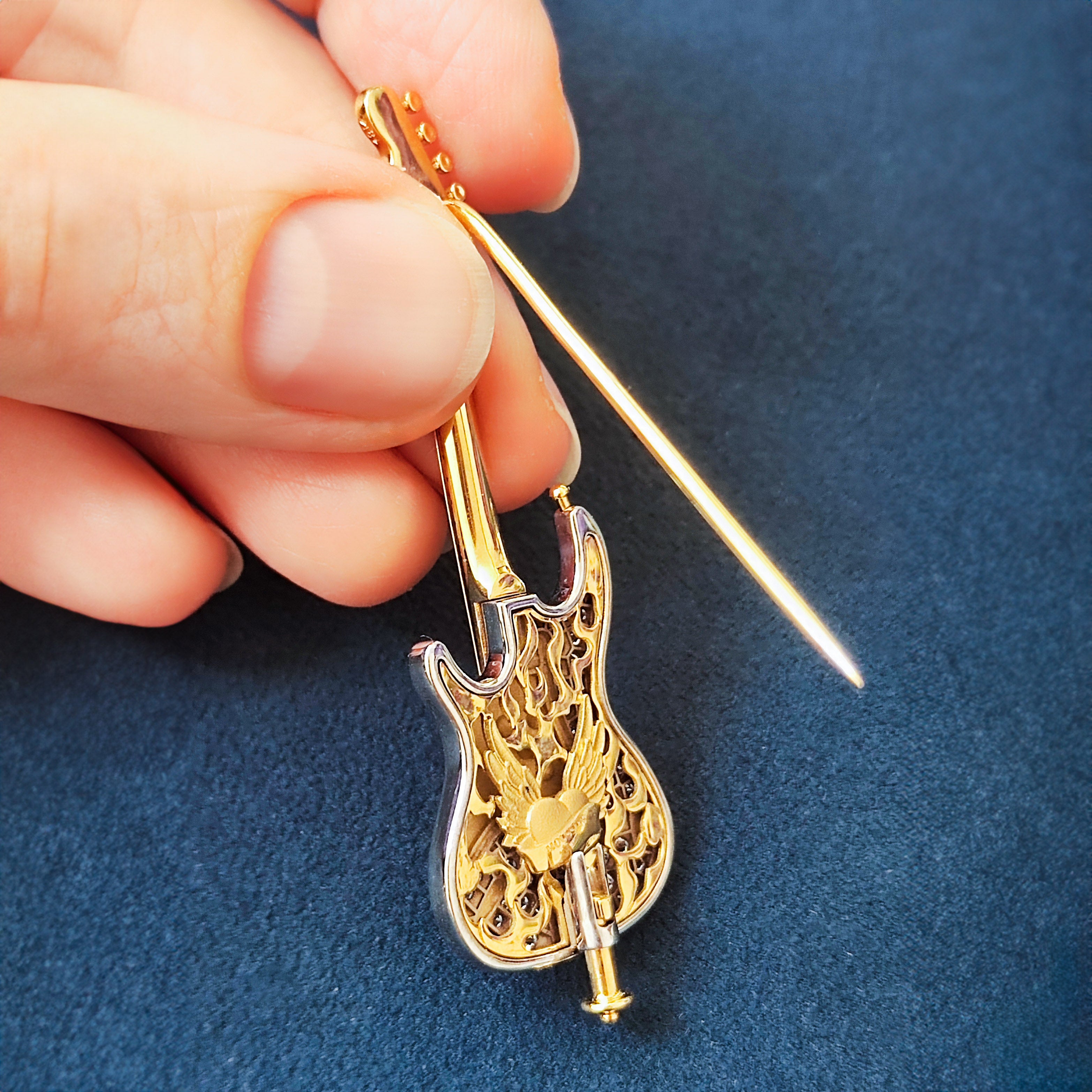 Diamonds 18K Yellow Gold Classical Rock Guitar Brooch, Brs 0267-12