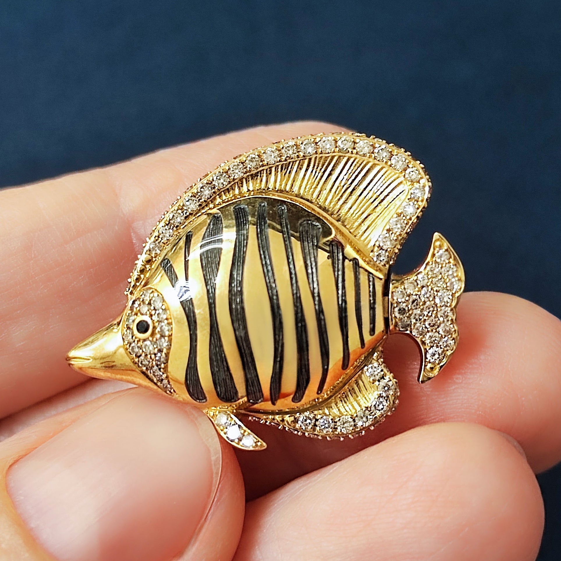 Enamel, Champagne Diamonds 18K Yellow Gold Angel Fish Brooch, Brs 0252-2