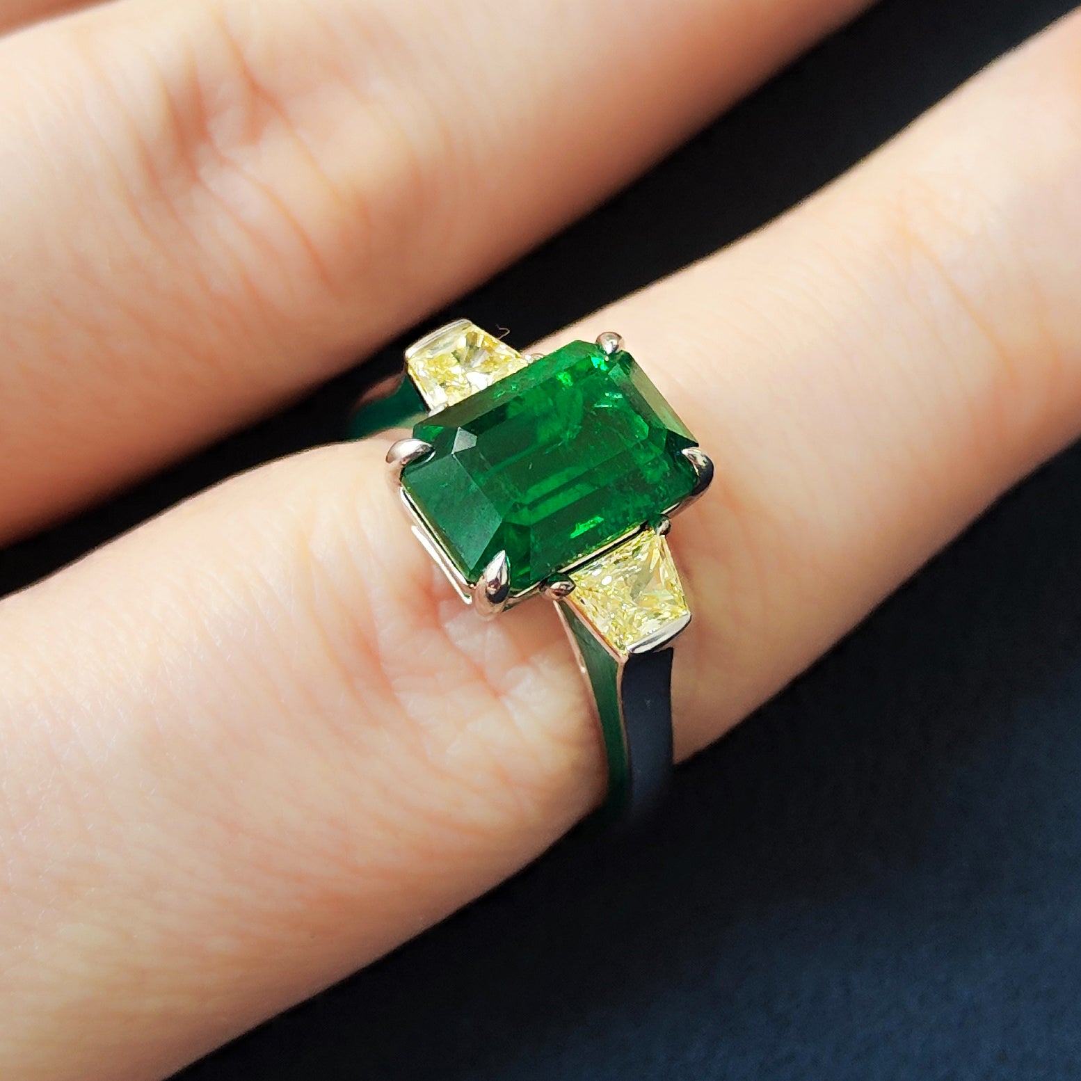 Emerald, Yellow Diamonds 18K White Gold Ring, R 0020-18