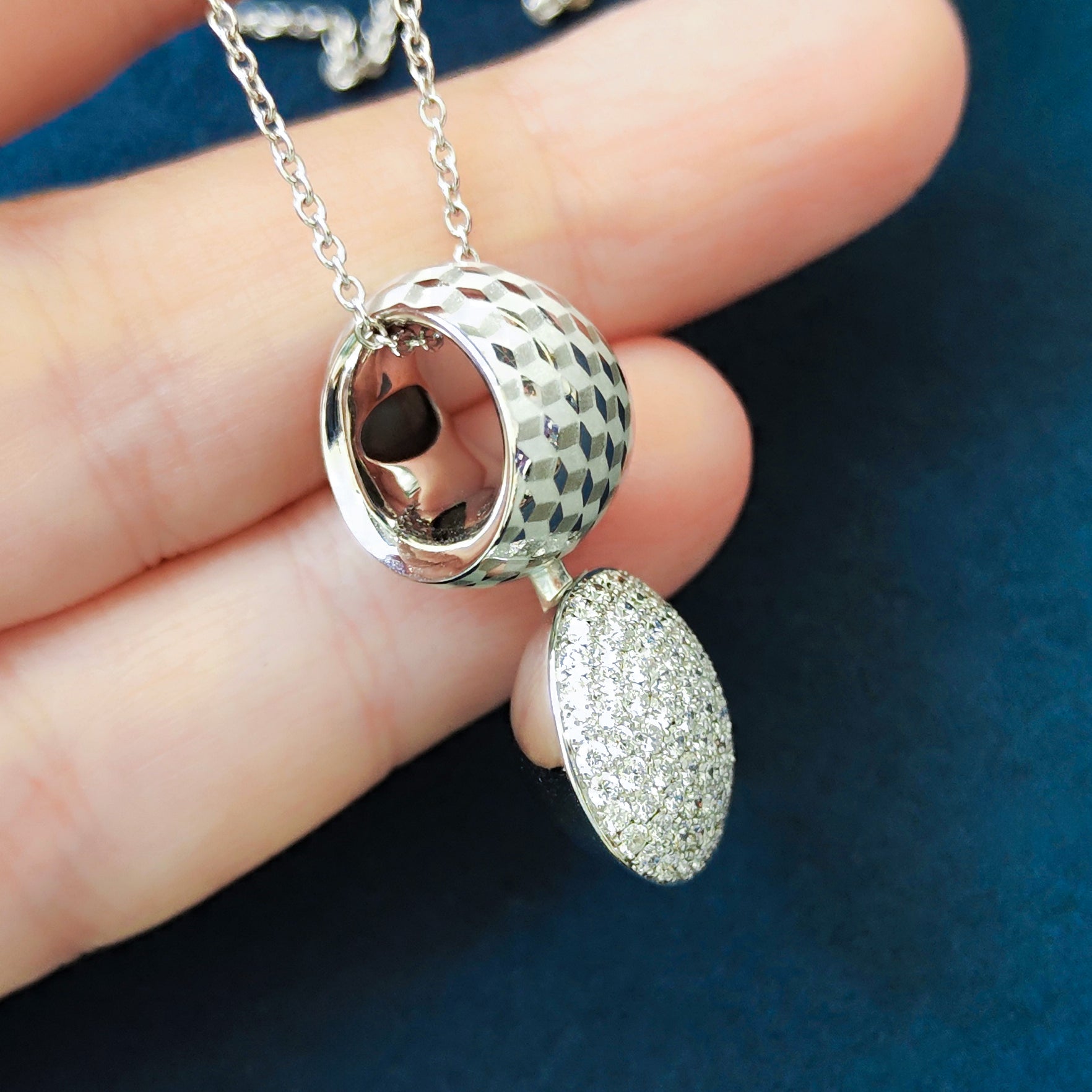 P 0178-70, 18K White Gold, Enamel, Diamonds Pendant