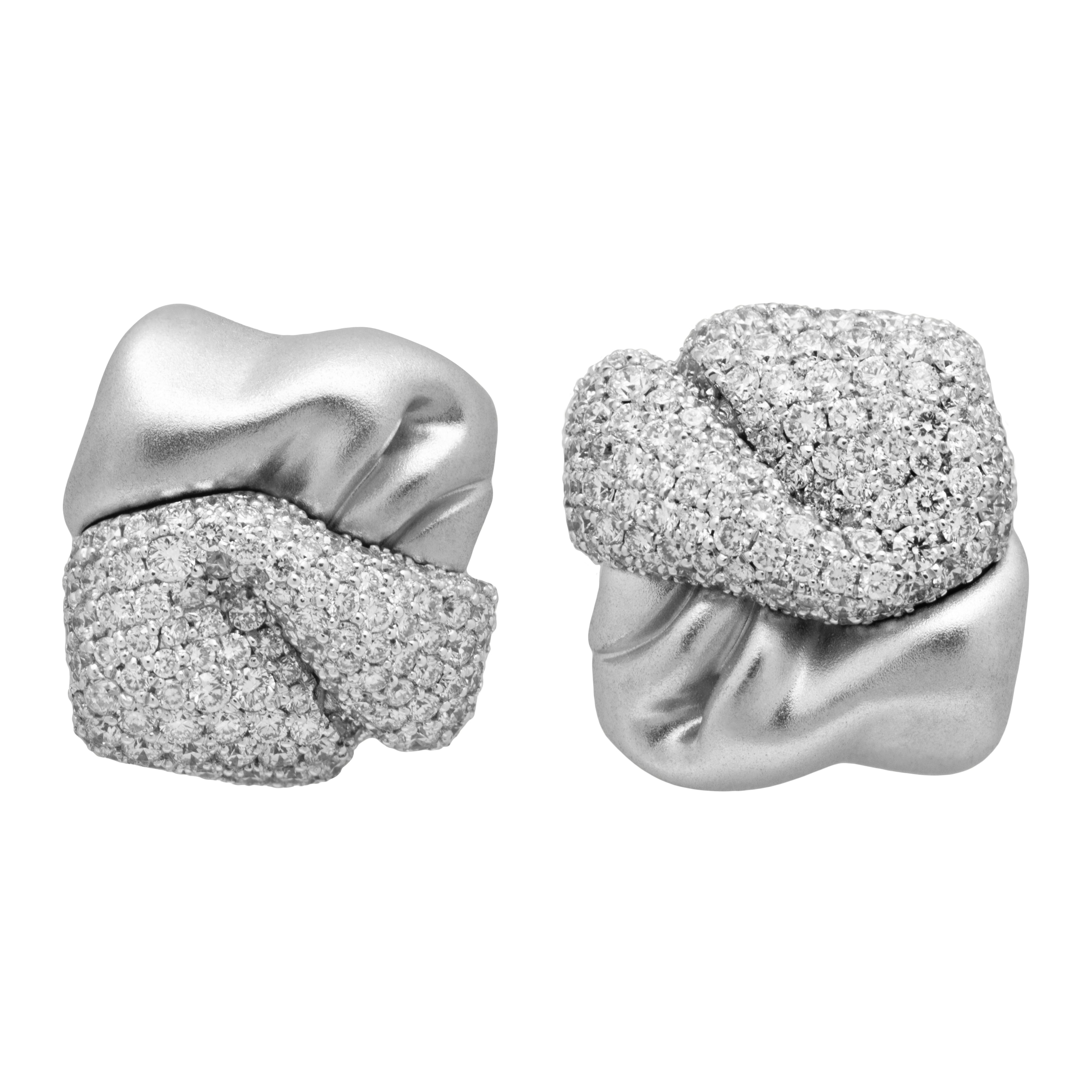 E 0132-4, 18K White Gold, White Diamonds Stud Earrings