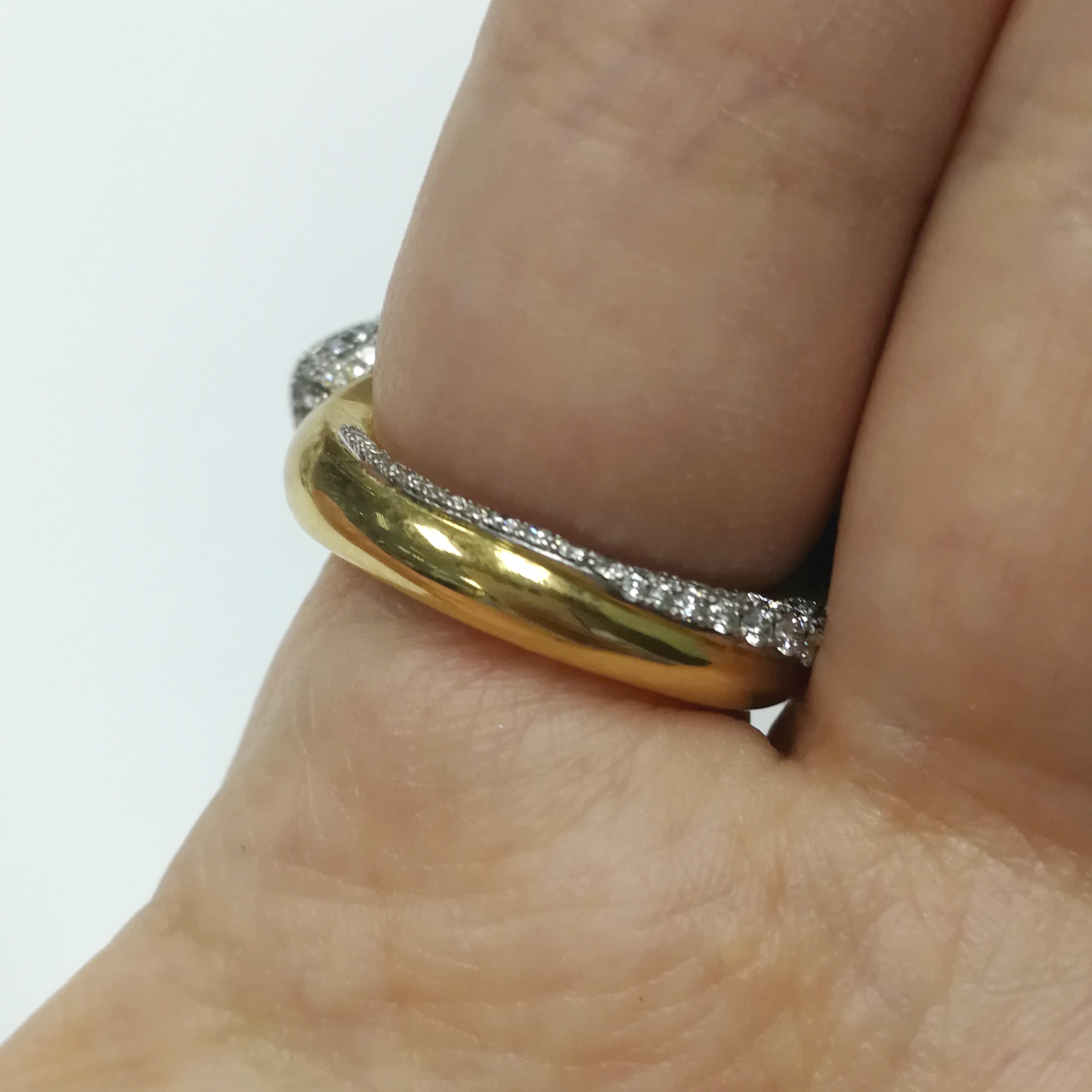 R 0059-0 18K Yellow Gold, Diamonds Ruby Sting Ray Ring