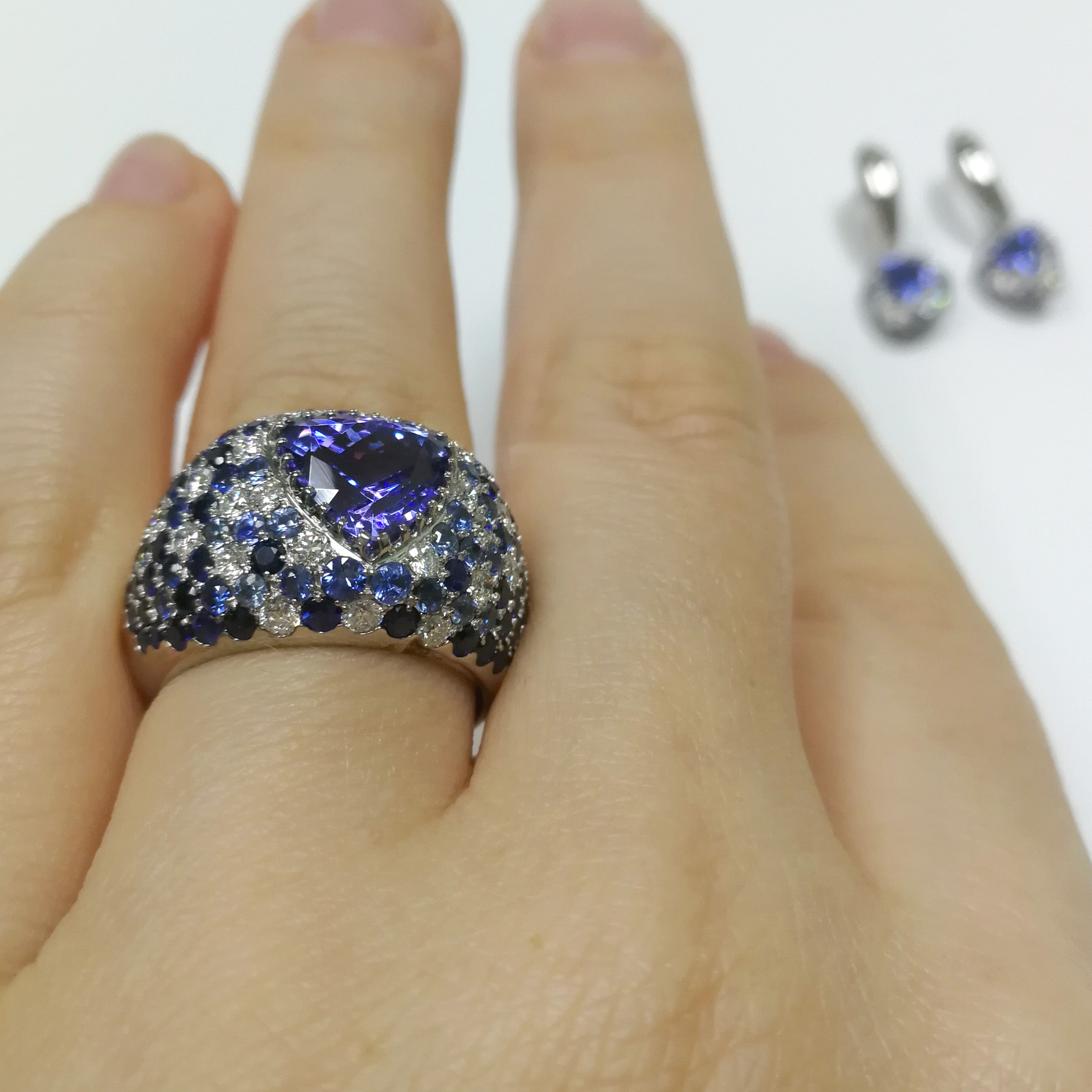 Tanzanite, Diamonds, Sapphires 18K White Gold Ring, R 0073-0