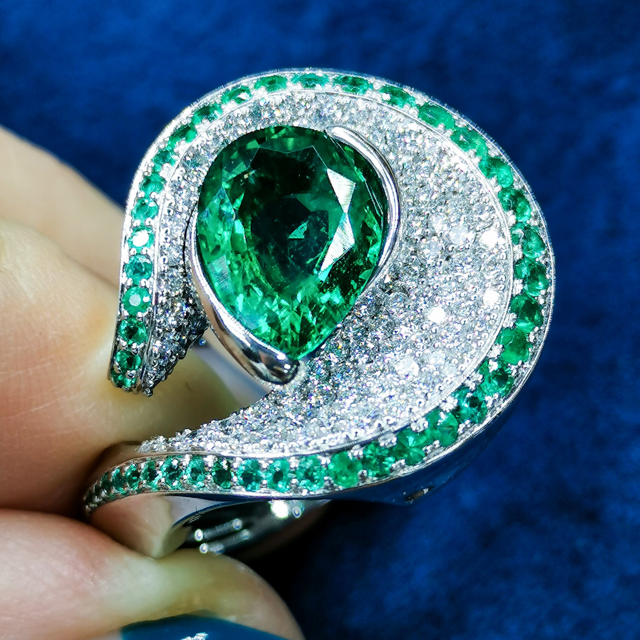Emerald, Diamonds 18K White Gold Ring, R 0120-0