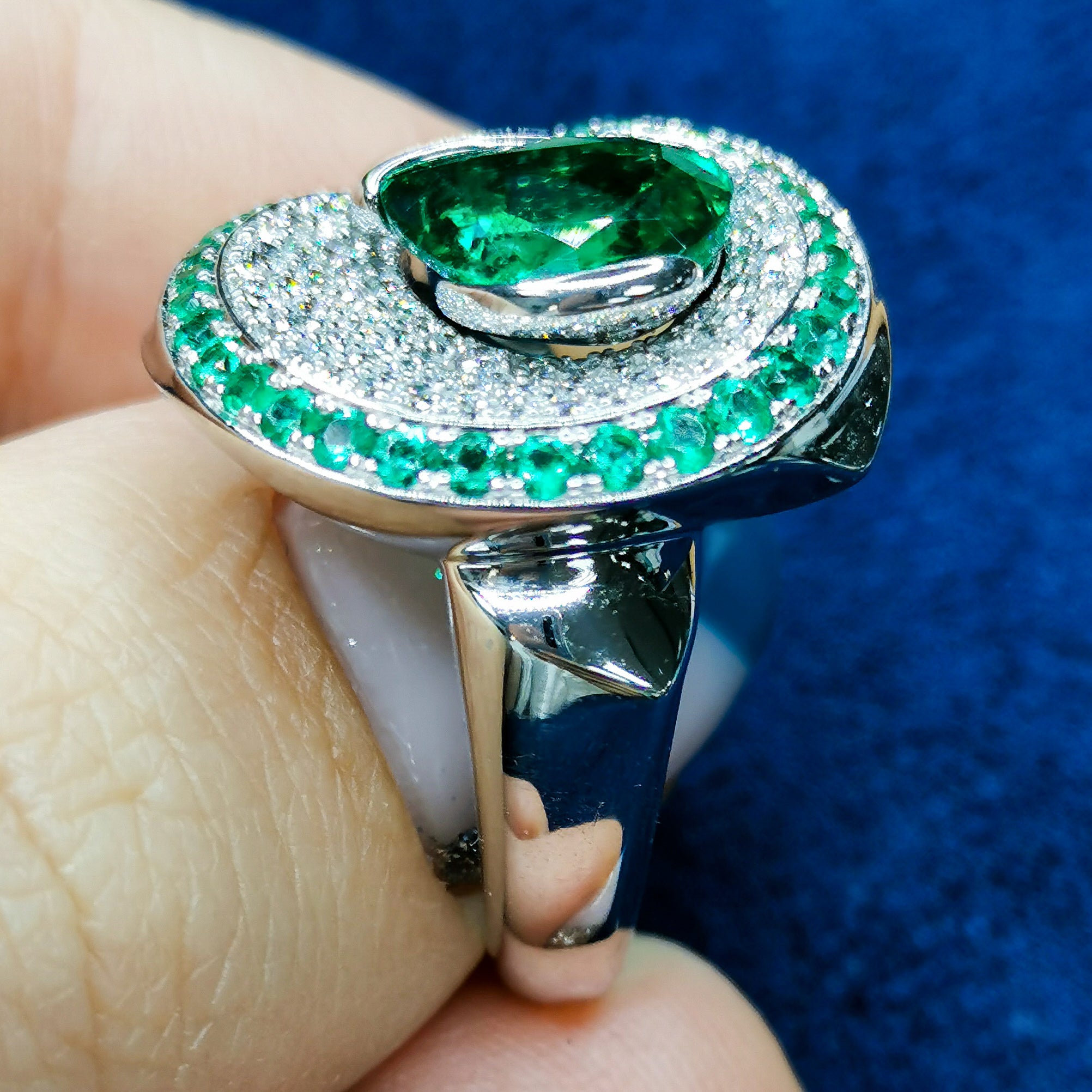 Emerald, Diamonds 18K White Gold Ring, R 0120-0