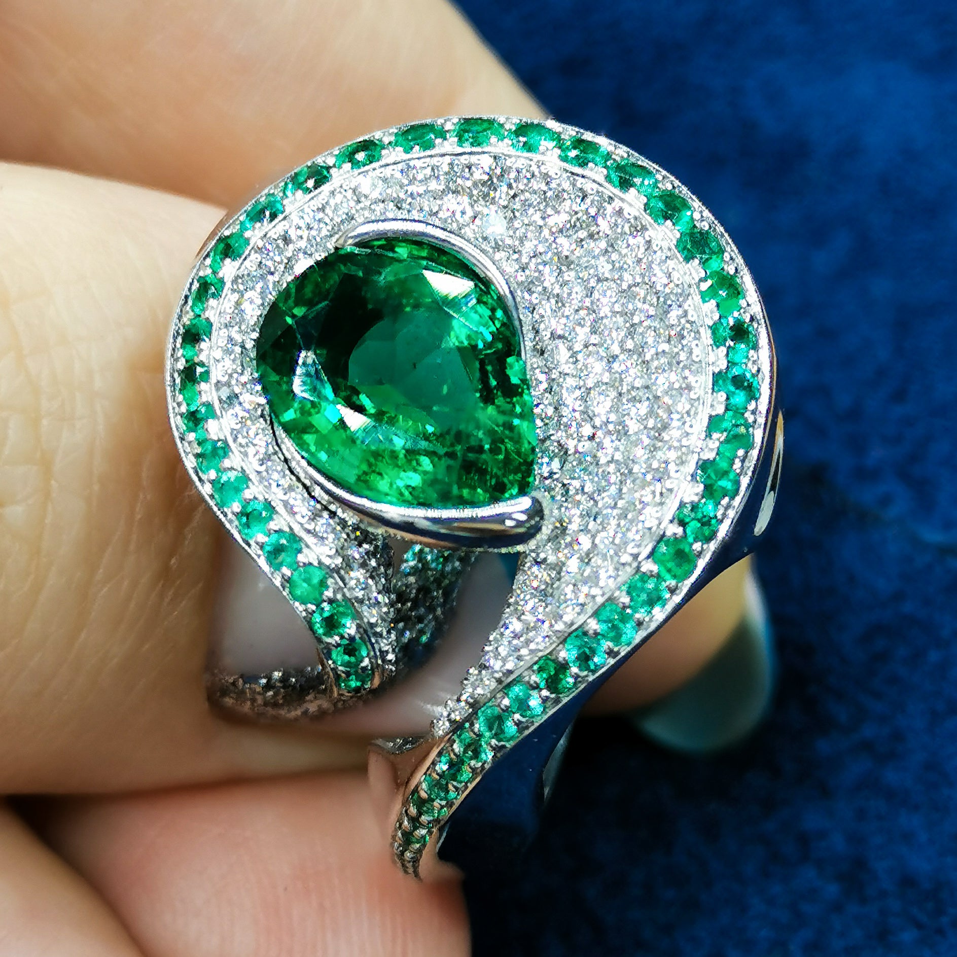 Emerald, Diamonds 18K White Gold Ring, R 0120-0