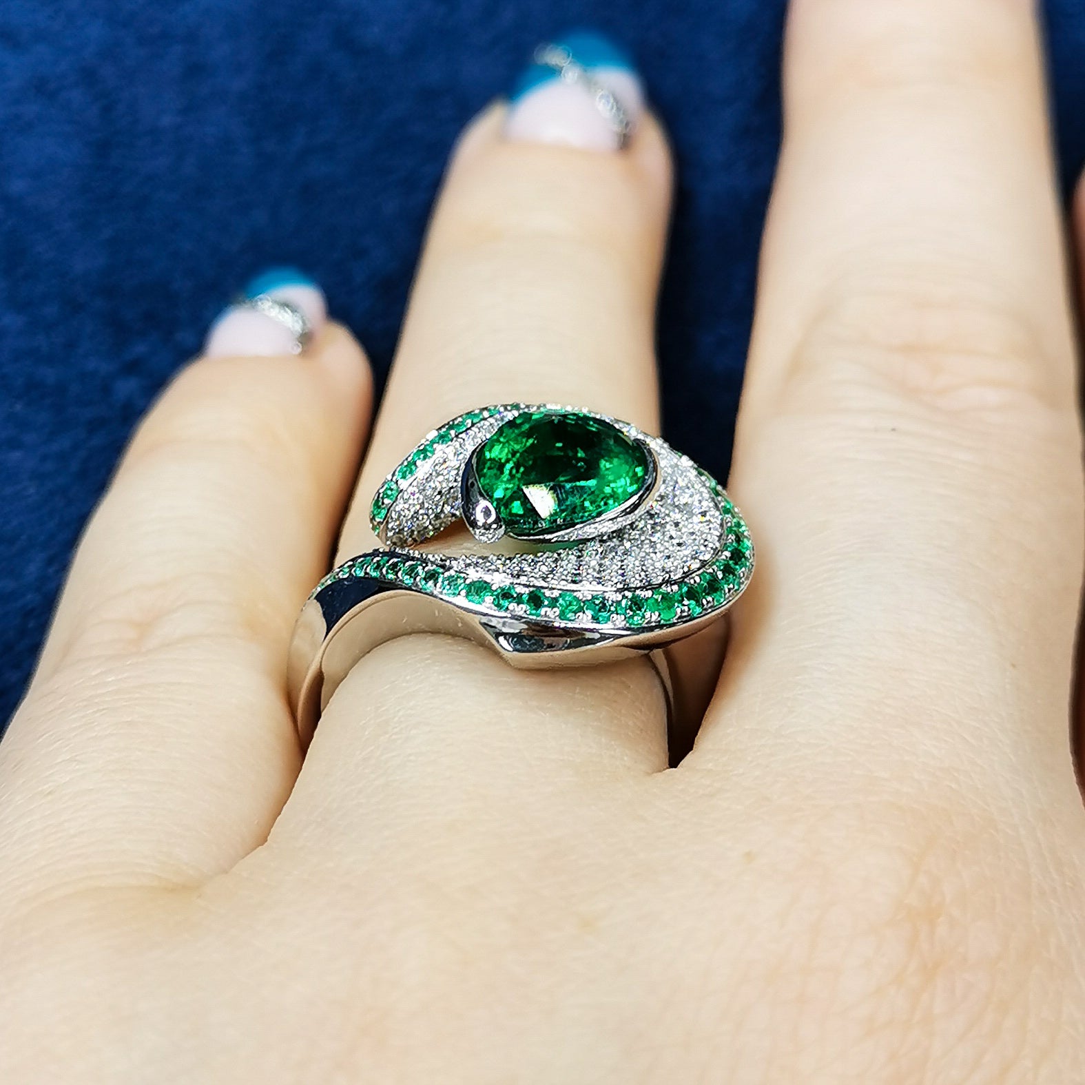 Emerald, Diamonds 18K White Gold Ring, R 0120-0