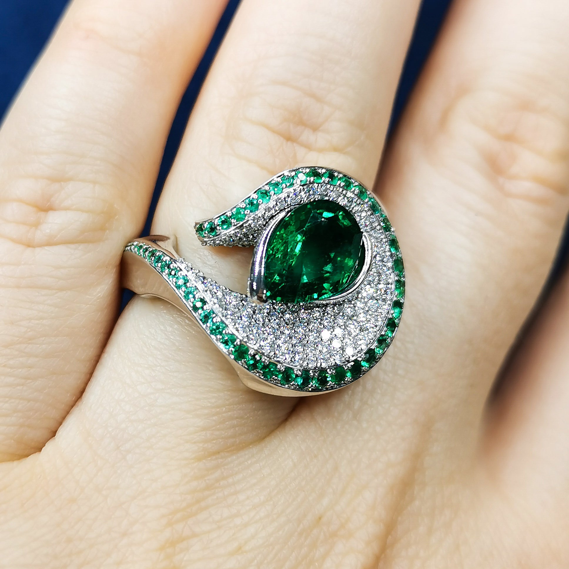 Emerald, Diamonds 18K White Gold Ring, R 0120-0