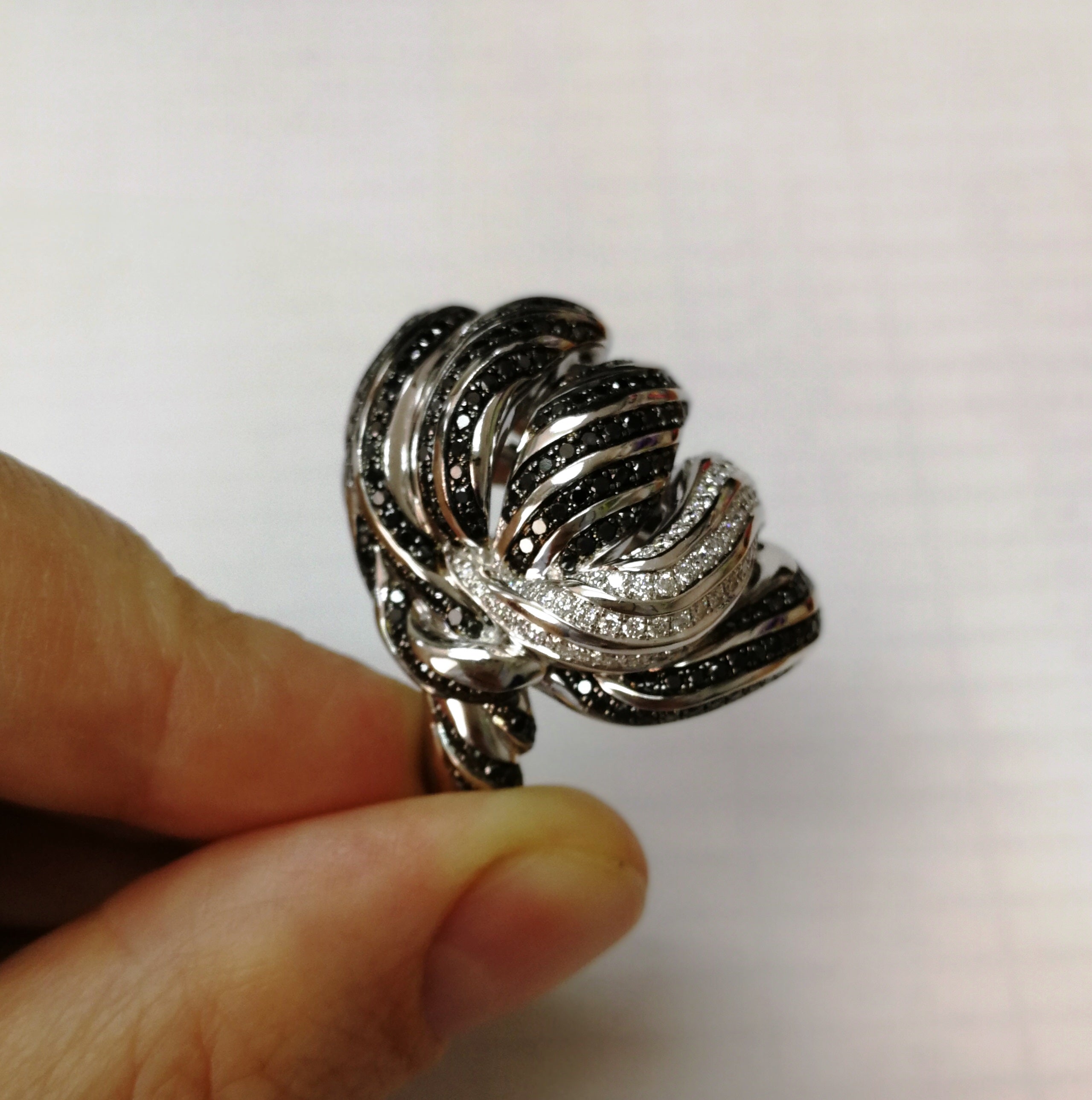 Black and White Diamonds 18K White Gold Ring, R 0124-0