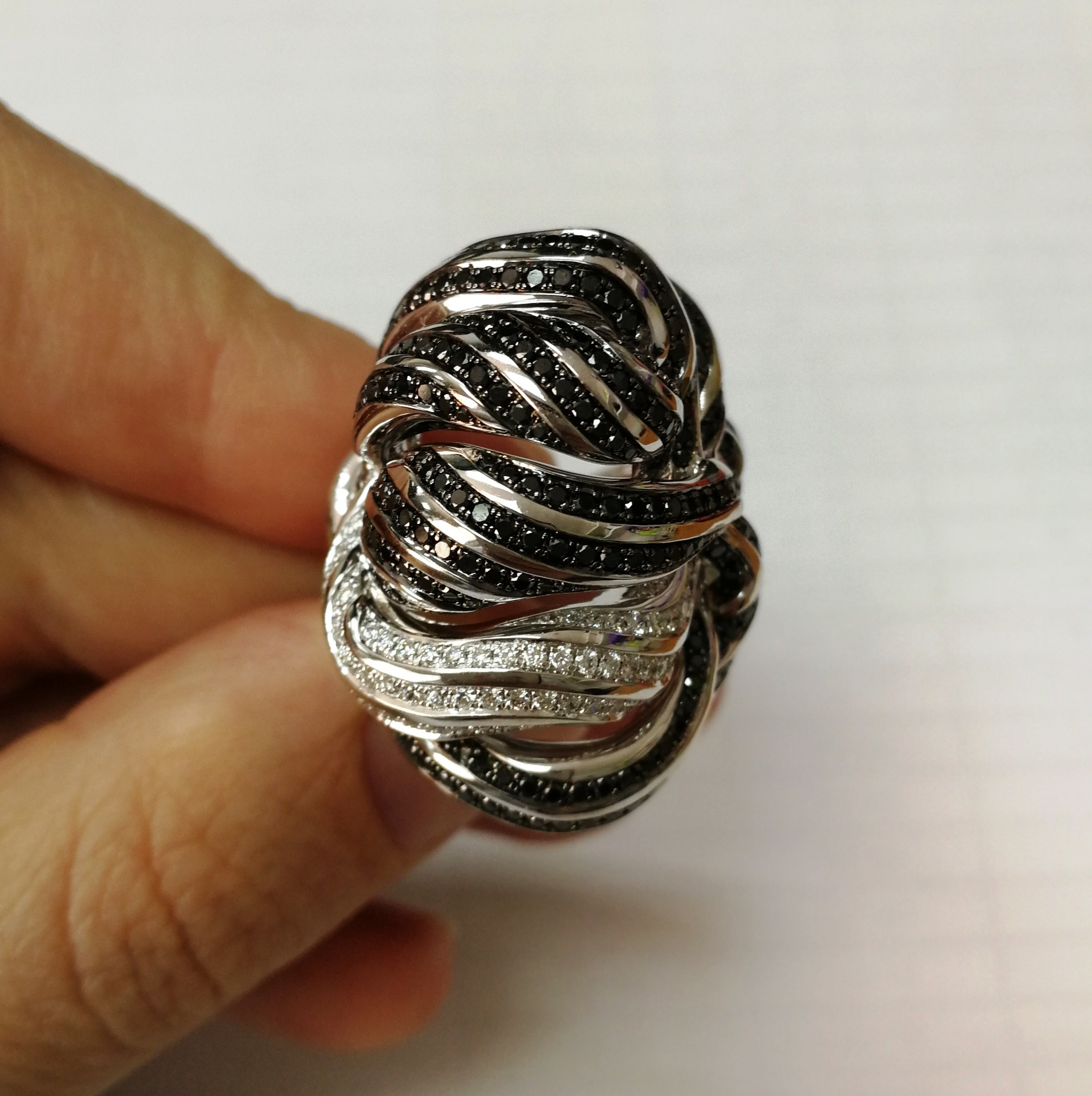 Black and White Diamonds 18K White Gold Ring, R 0124-0