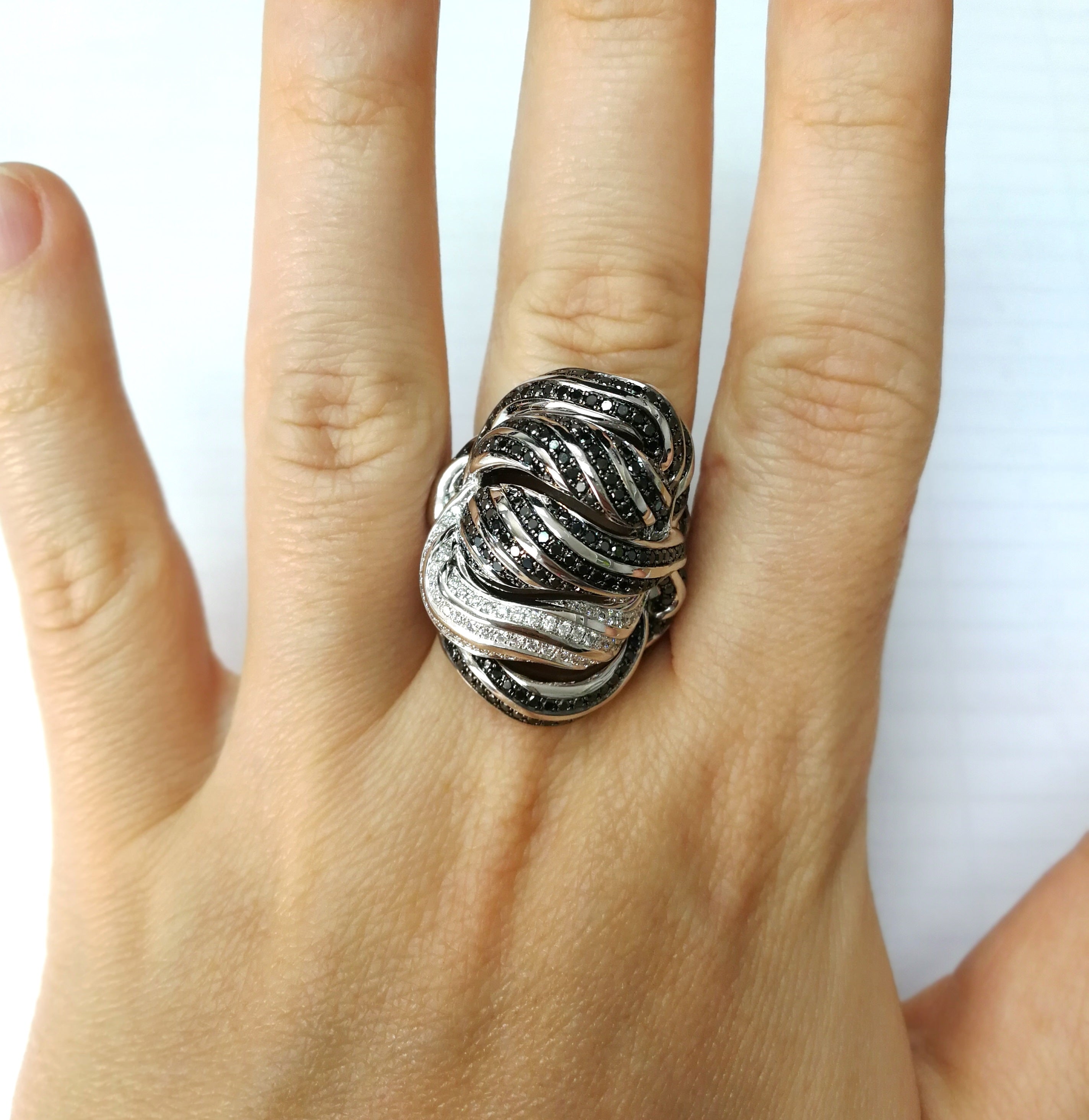 Black and White Diamonds 18K White Gold Ring, R 0124-0