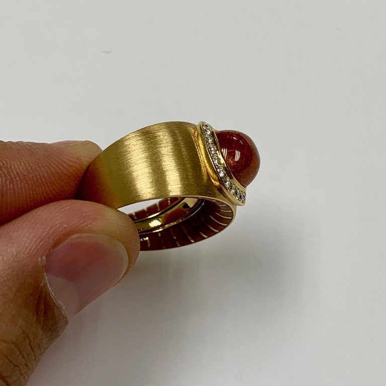 R 0176-71, 18K Yellow Gold, Enamel, Spessartine, Diamonds Ring